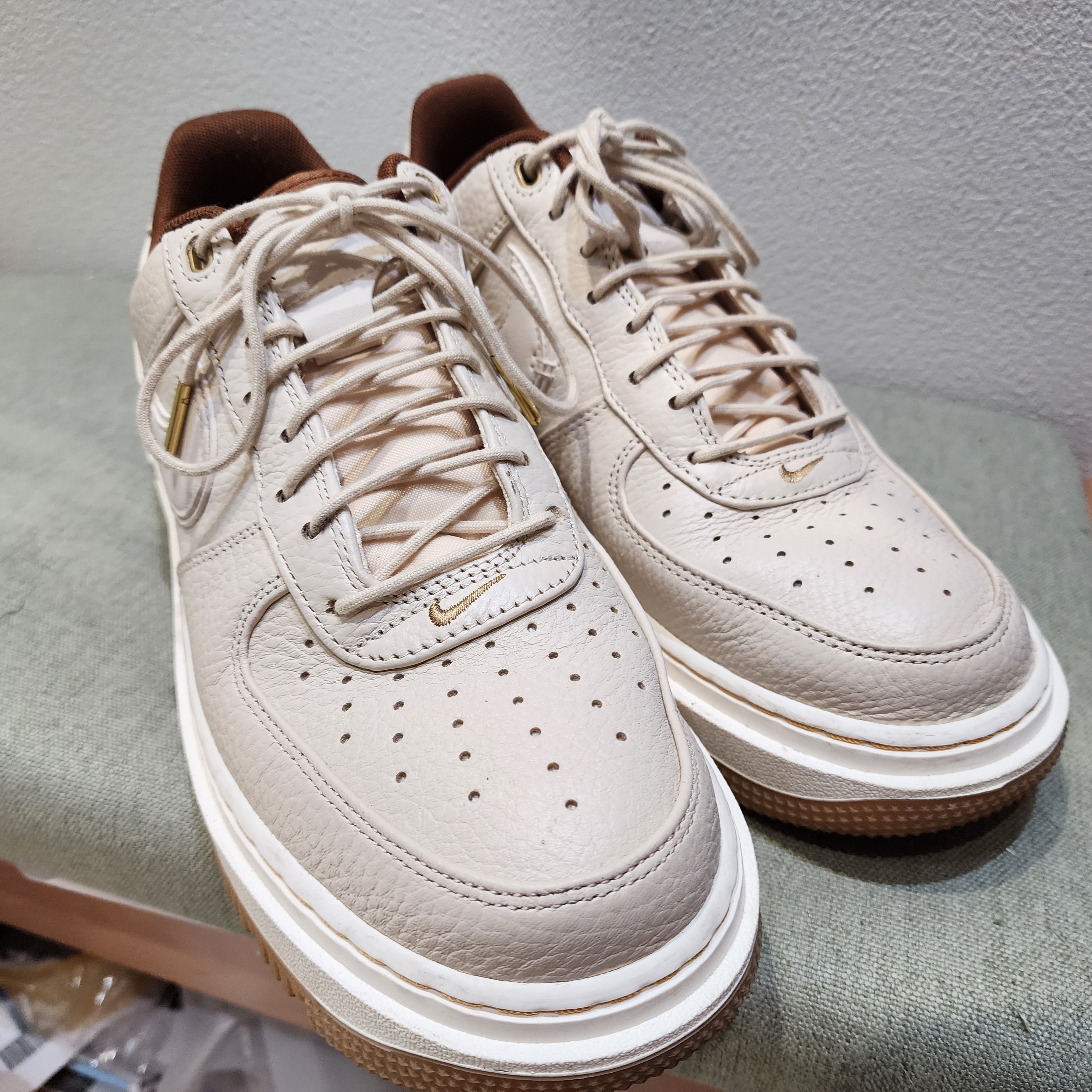 Nike Air Force 1 Luxe Pearl White 착용 스타일