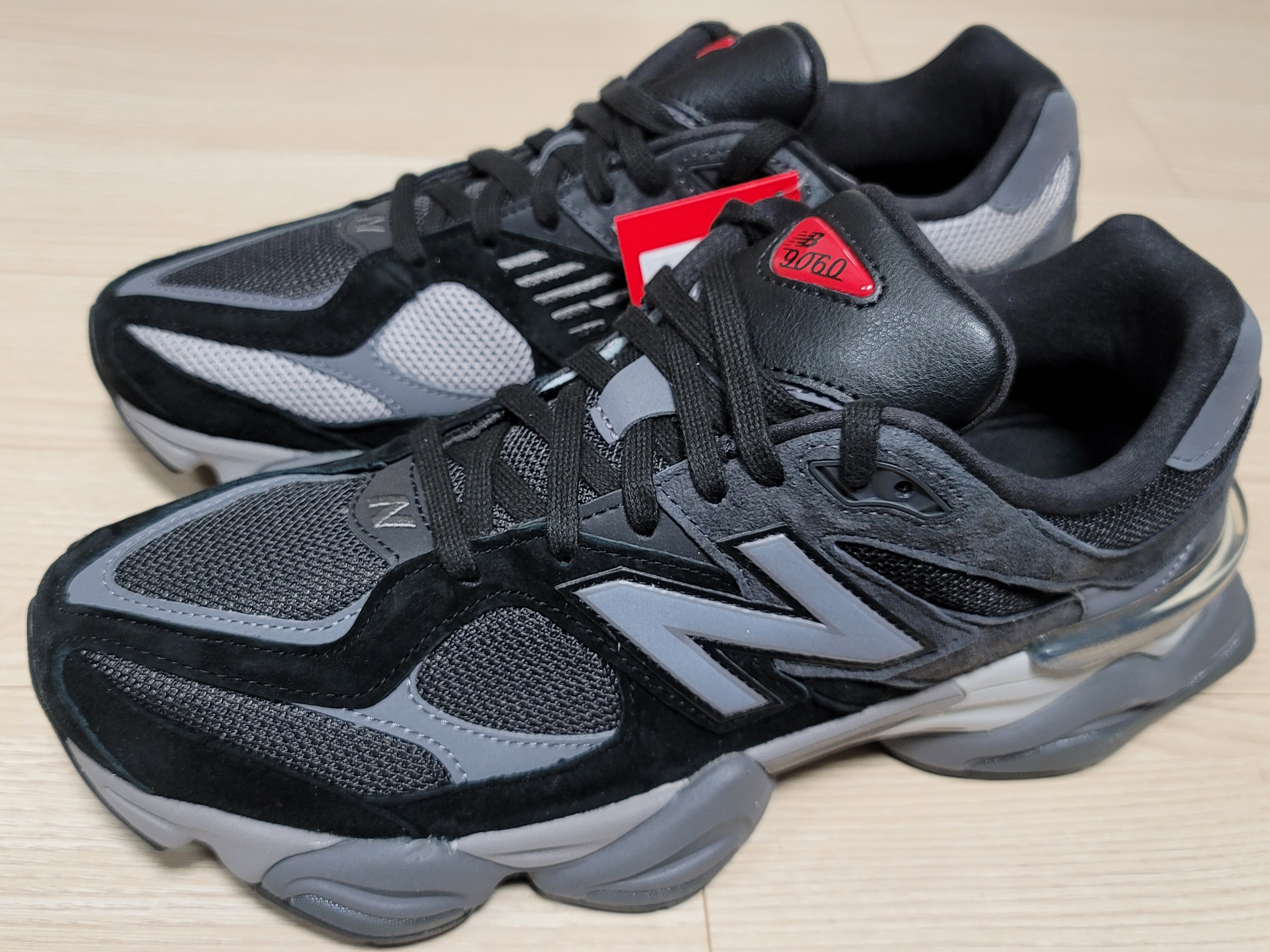 New Balance 9060 Black Castlerock 착용 스타일