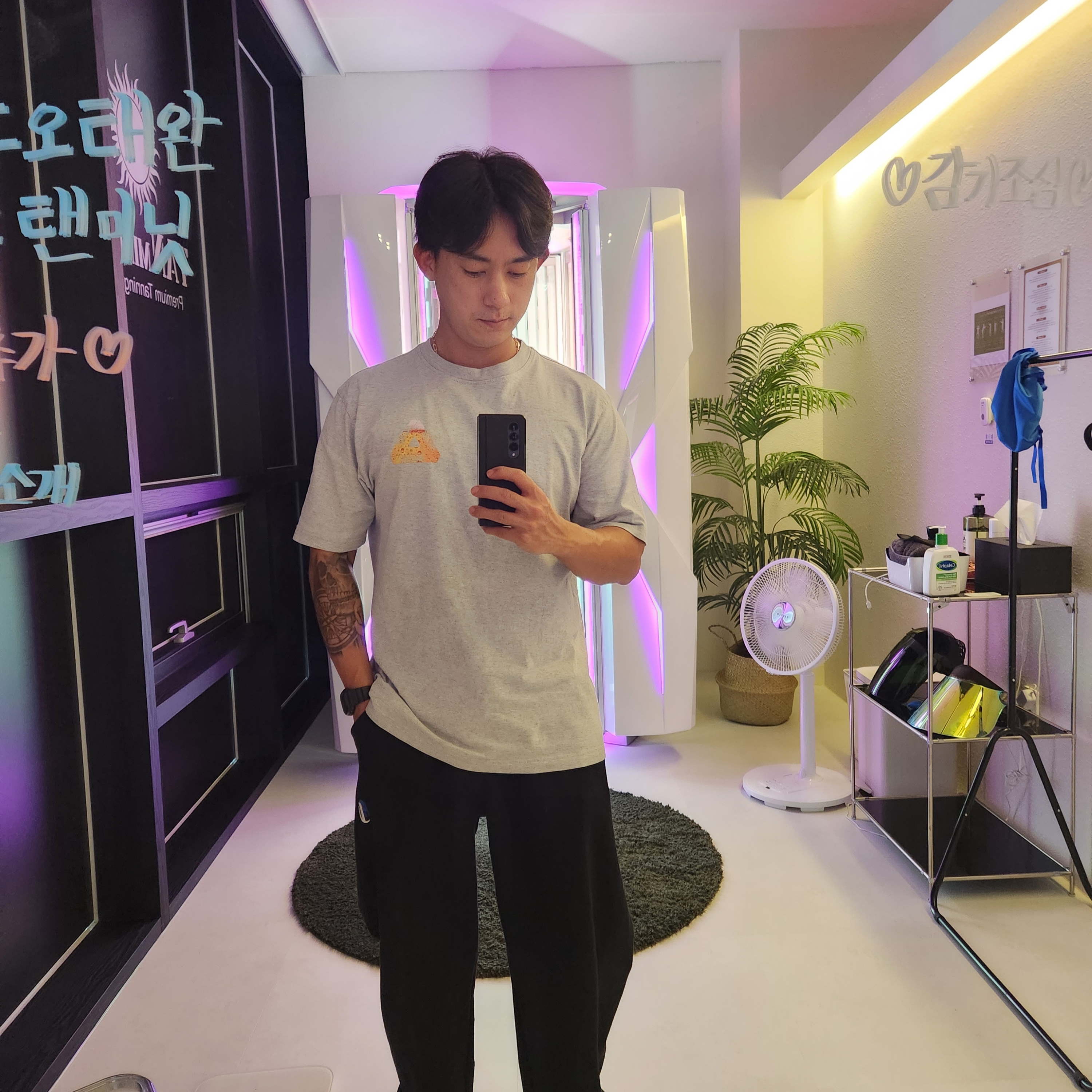 자라 x 아더에러 조거 팬츠 블랙, 팔라스 정글 카모 트라이퍼그 티셔츠 화이트 - 23SS 착용 스타일 - 1