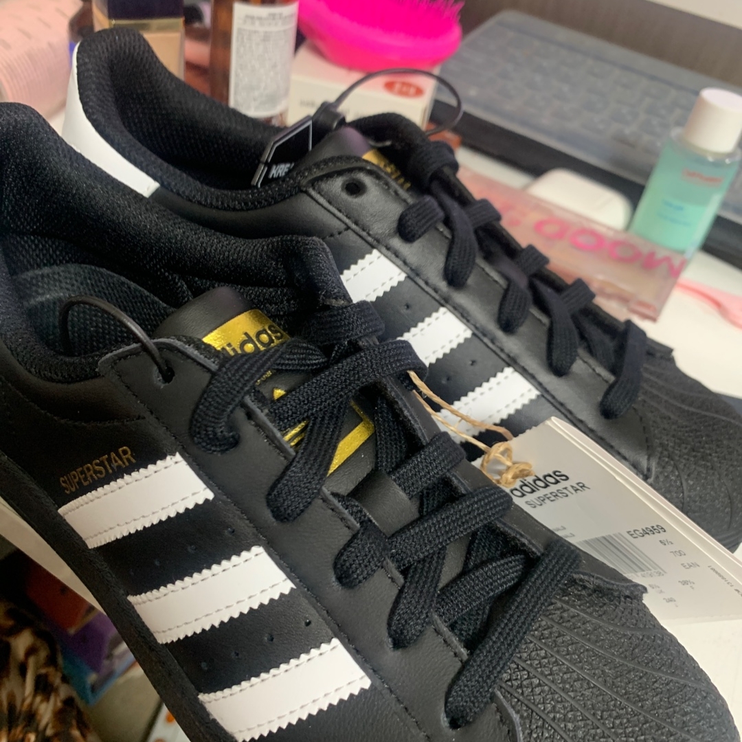 Adidas Superstar Core Black White 착용 스타일