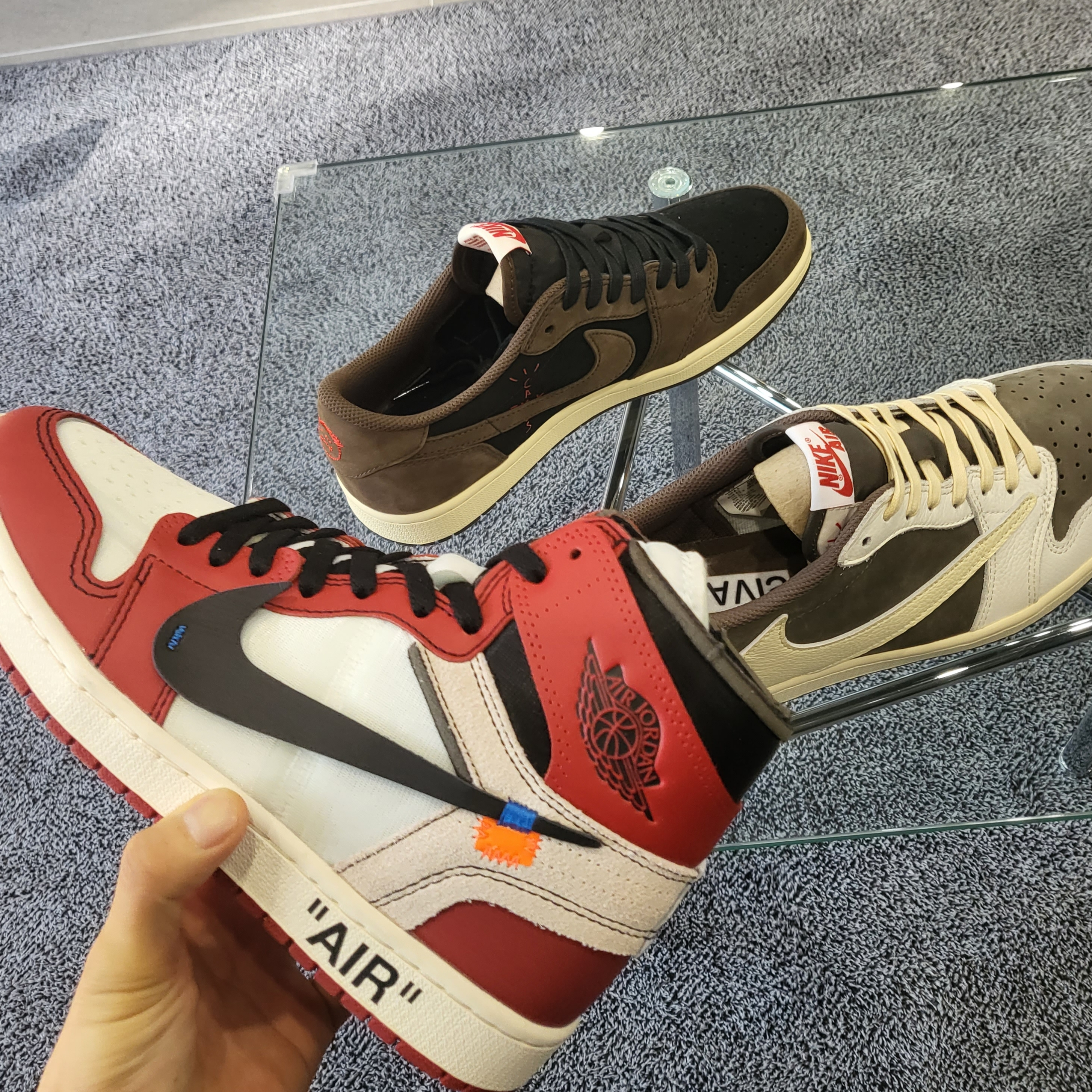 Jordan 1 x Off-White Retro High Chicago The Ten, Jordan 1 x Travis Scott Retro Low OG SP Mocha 착용 스타일