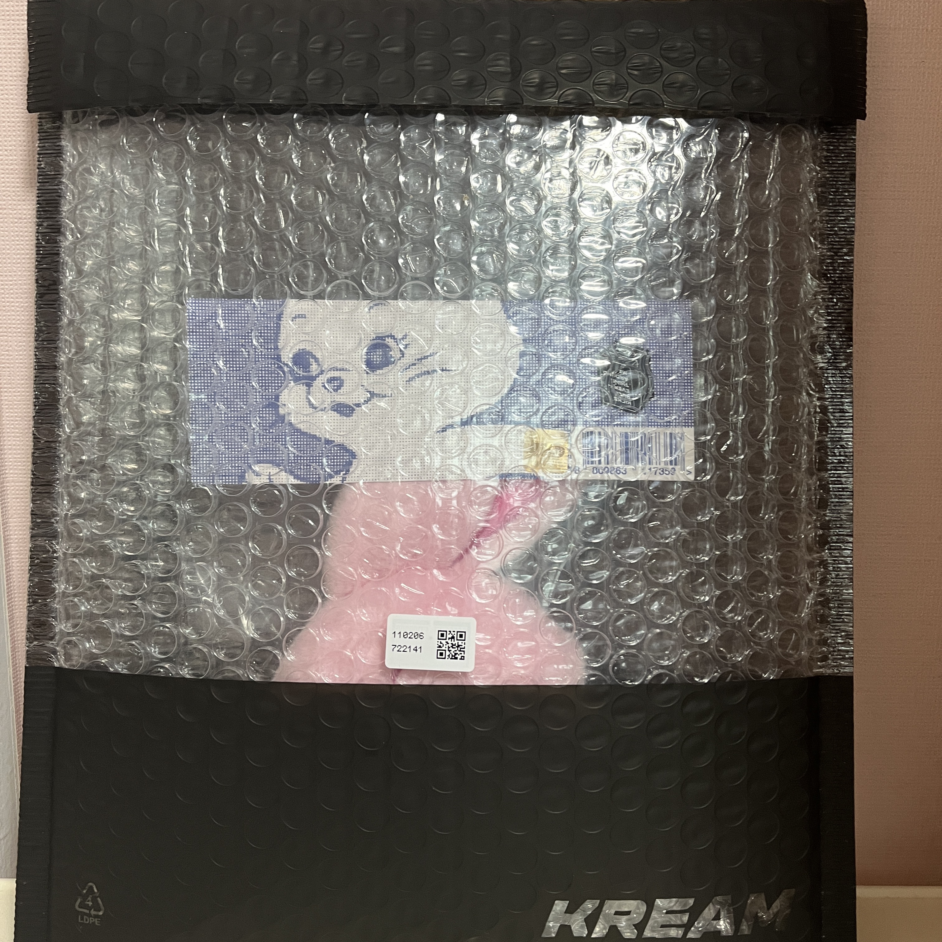 뉴진스 토끼 머천다이즈 플러피 키링 핑크 착용 스타일 - 3