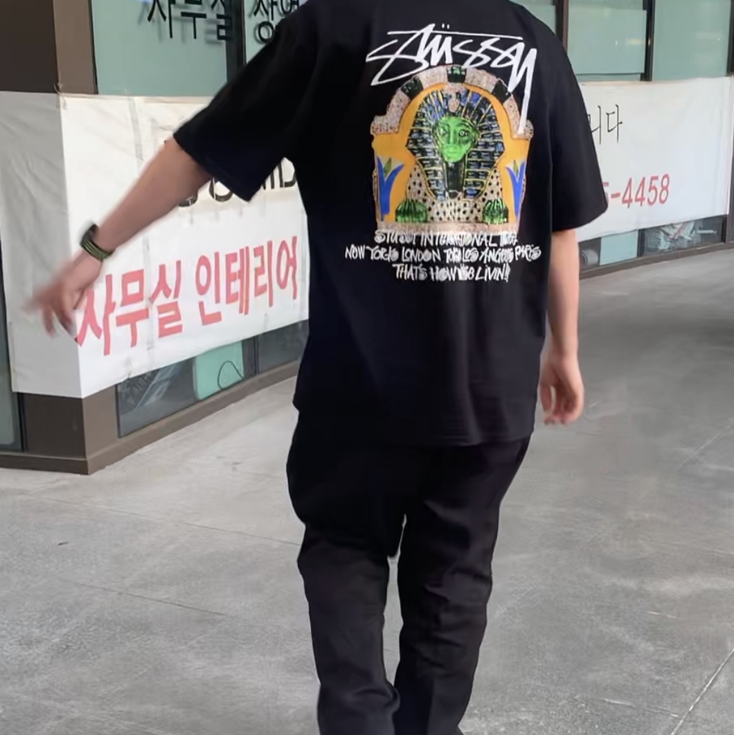 스투시 스핑크스 티셔츠 블랙 착용 스타일 - 1