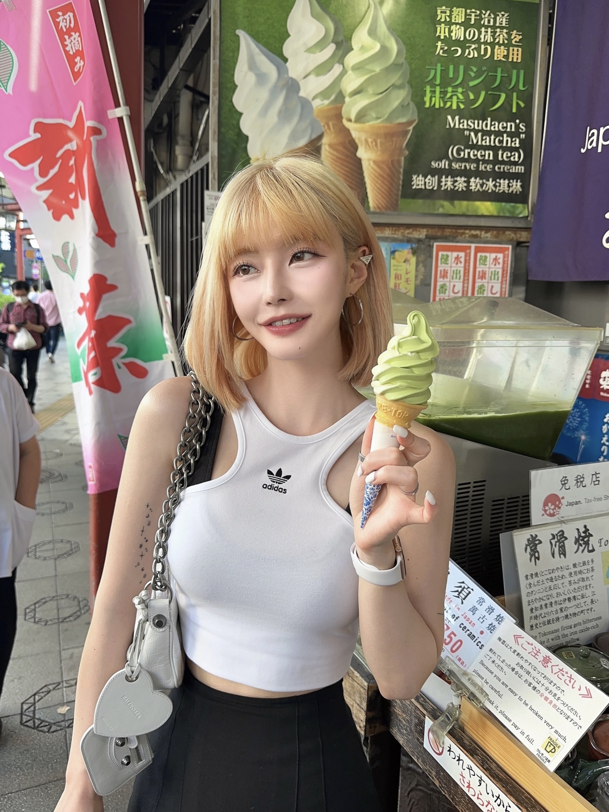 발렌시아가 아레나 램스킨 르 카골 XS 체인 숄더백 옵틱 화이트, (W) 아디다스 가젤 볼드 코어 블랙 클라우드 화이트 착용 스타일 - 2
