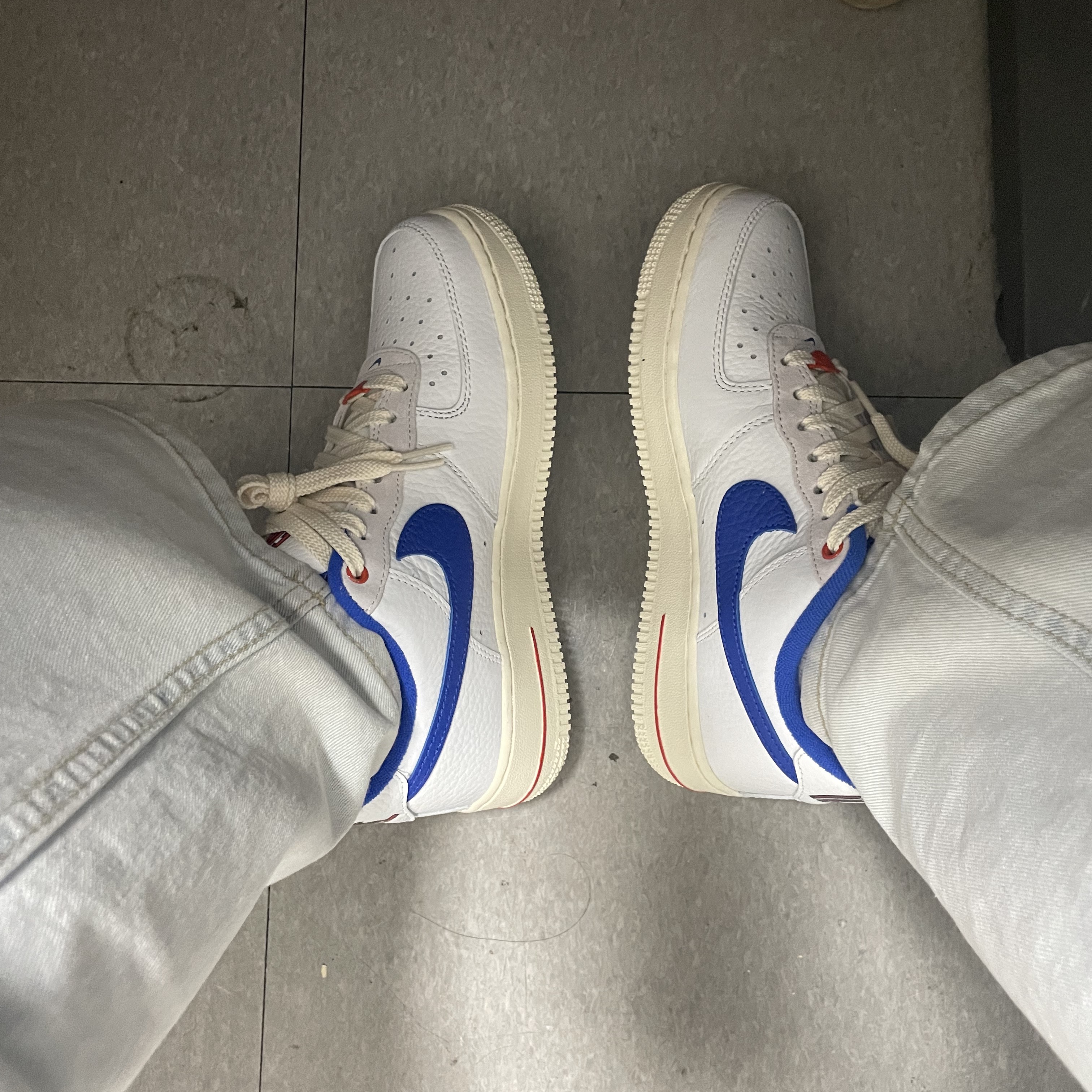 (W) Nike Air Force 1 '07 LX University Blue and Summit White 착용 스타일