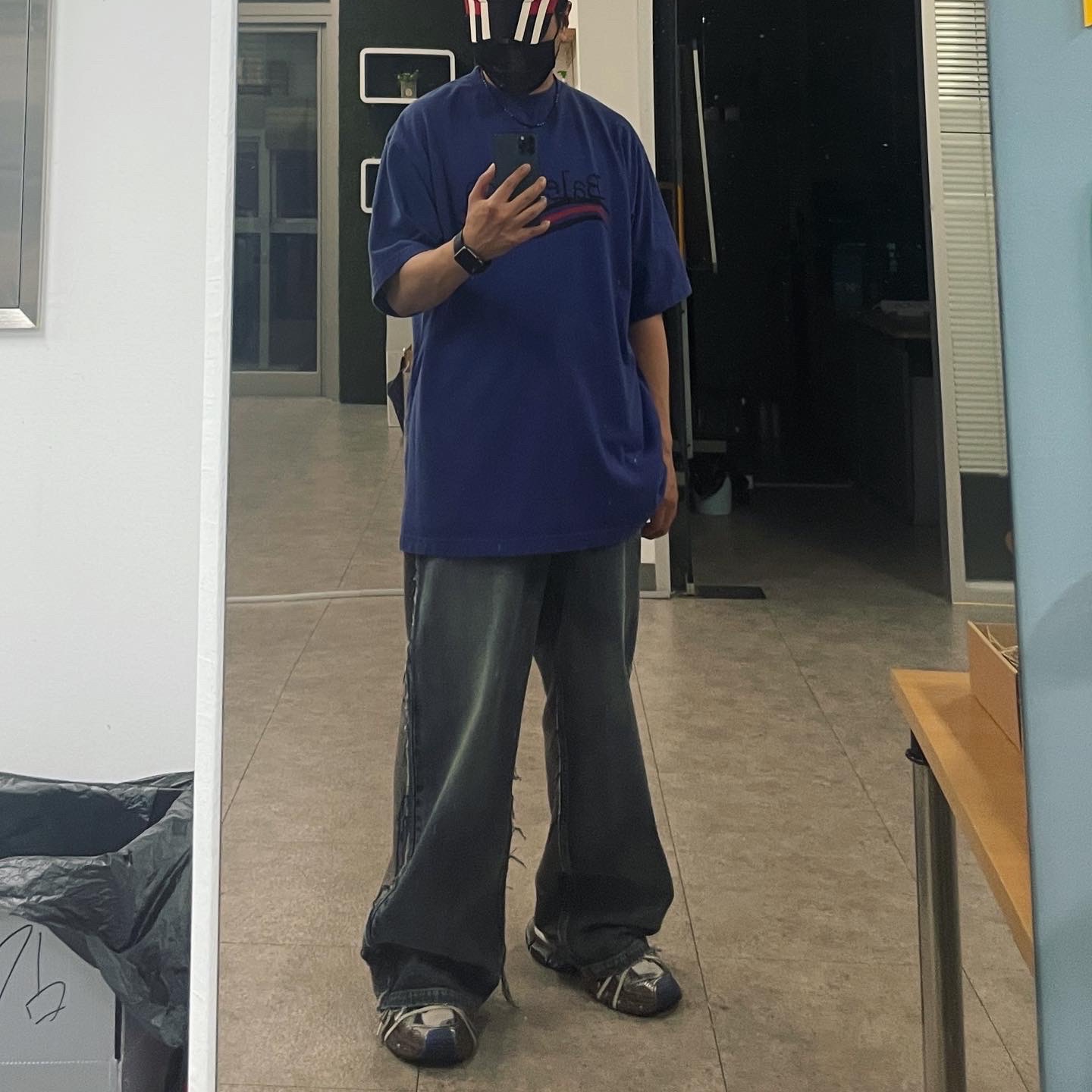 Balenciaga Hybrid Baggy Pants Light Blue, Balenciaga 3XL Sneakers Worn Out Grey White Blue 착용 스타일 - 2