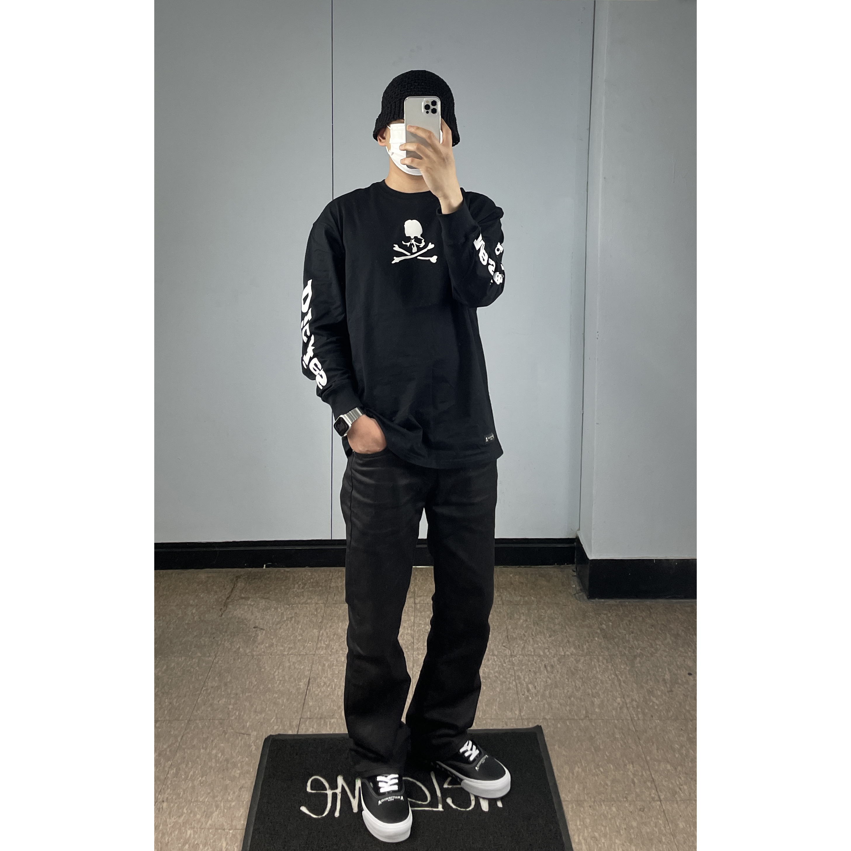 반스 볼트 x 마스터마인드 월드 어센틱 LX 블랙 착용 스타일 - 1