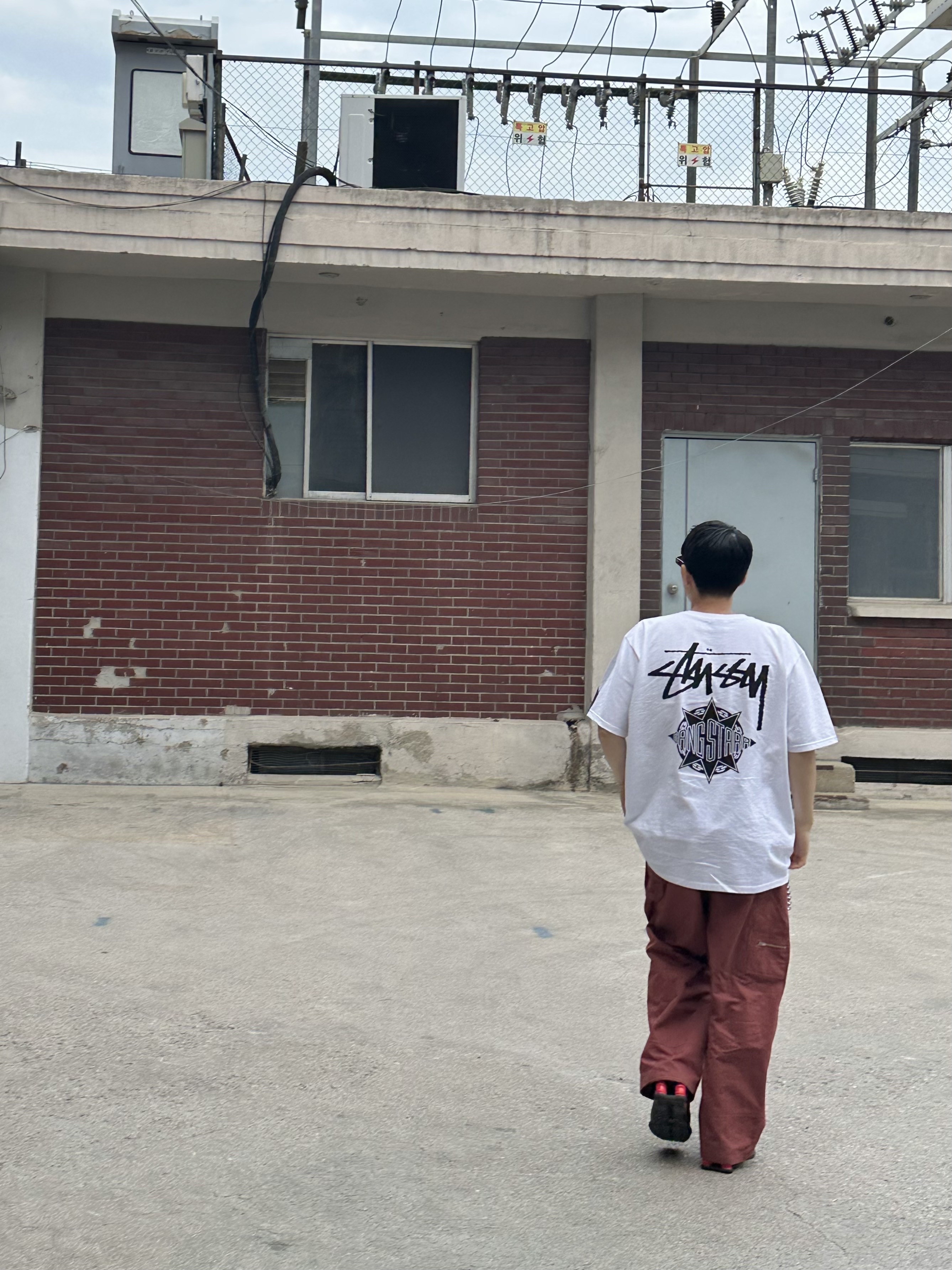 스투시 x 갱 스타 티셔츠 화이트, 나이키 x 마틴 로즈 샥스 MR4 블랙 착용 스타일 - 2