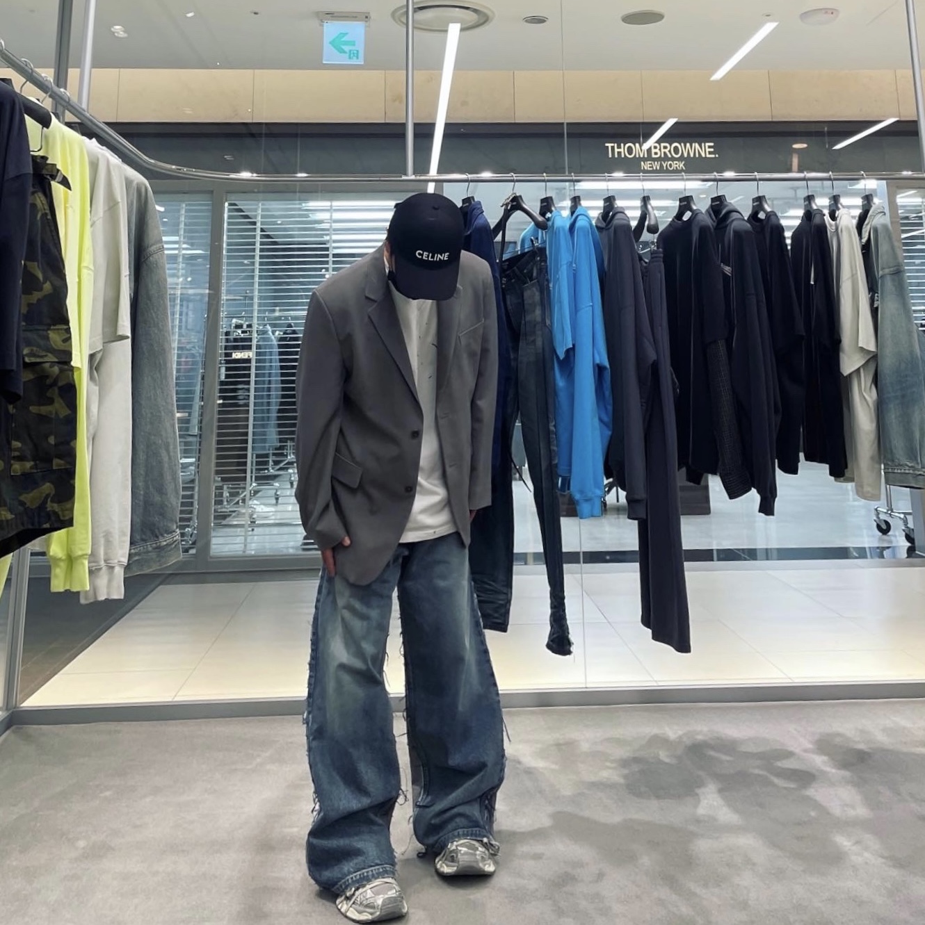 Balenciaga Hybrid Baggy Pants Light Blue, Balenciaga 3XL Sneakers Light Beige 착용 스타일 - 2
