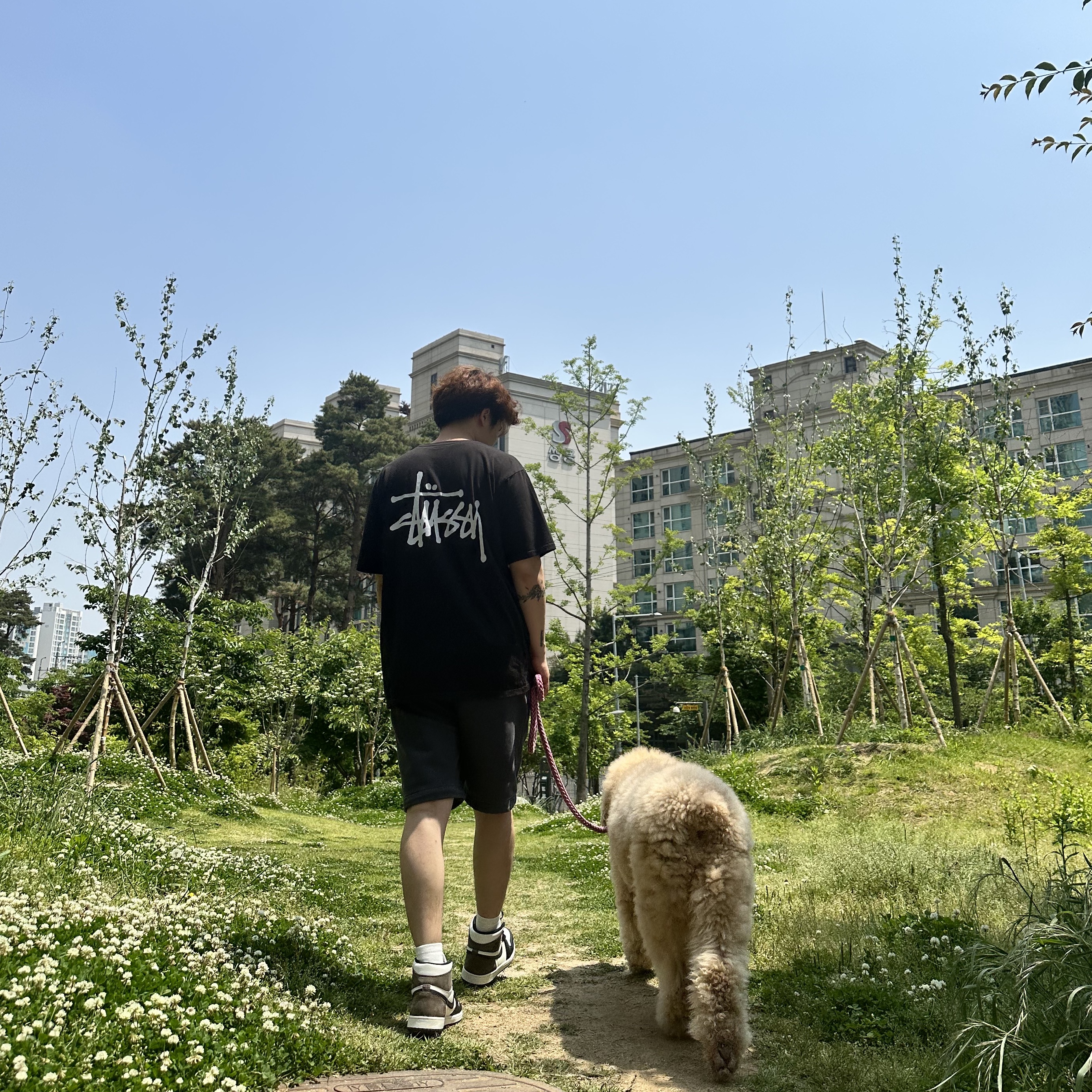 Stussy Basic Stussy T-Shirt Black 2023, Jordan 1 Retro High OG Black Mocha 착용 스타일