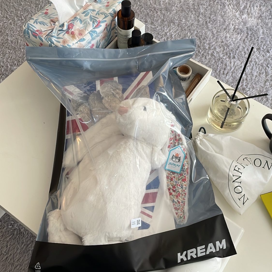 Jellycat Blossom Bunny Large Cream 착용 스타일