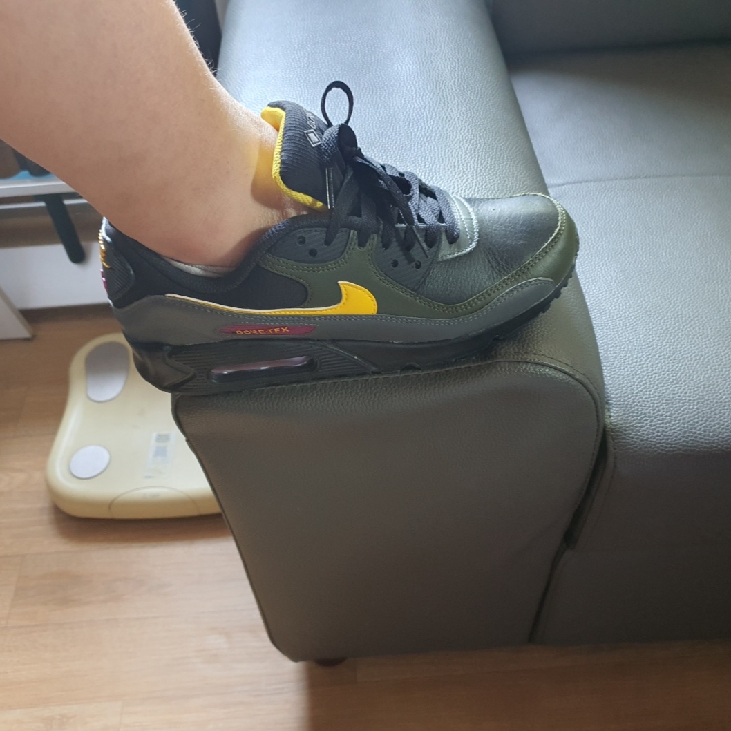 Nike Air Max 90 Gore-Tex Black Cargo Khaki 착용 스타일