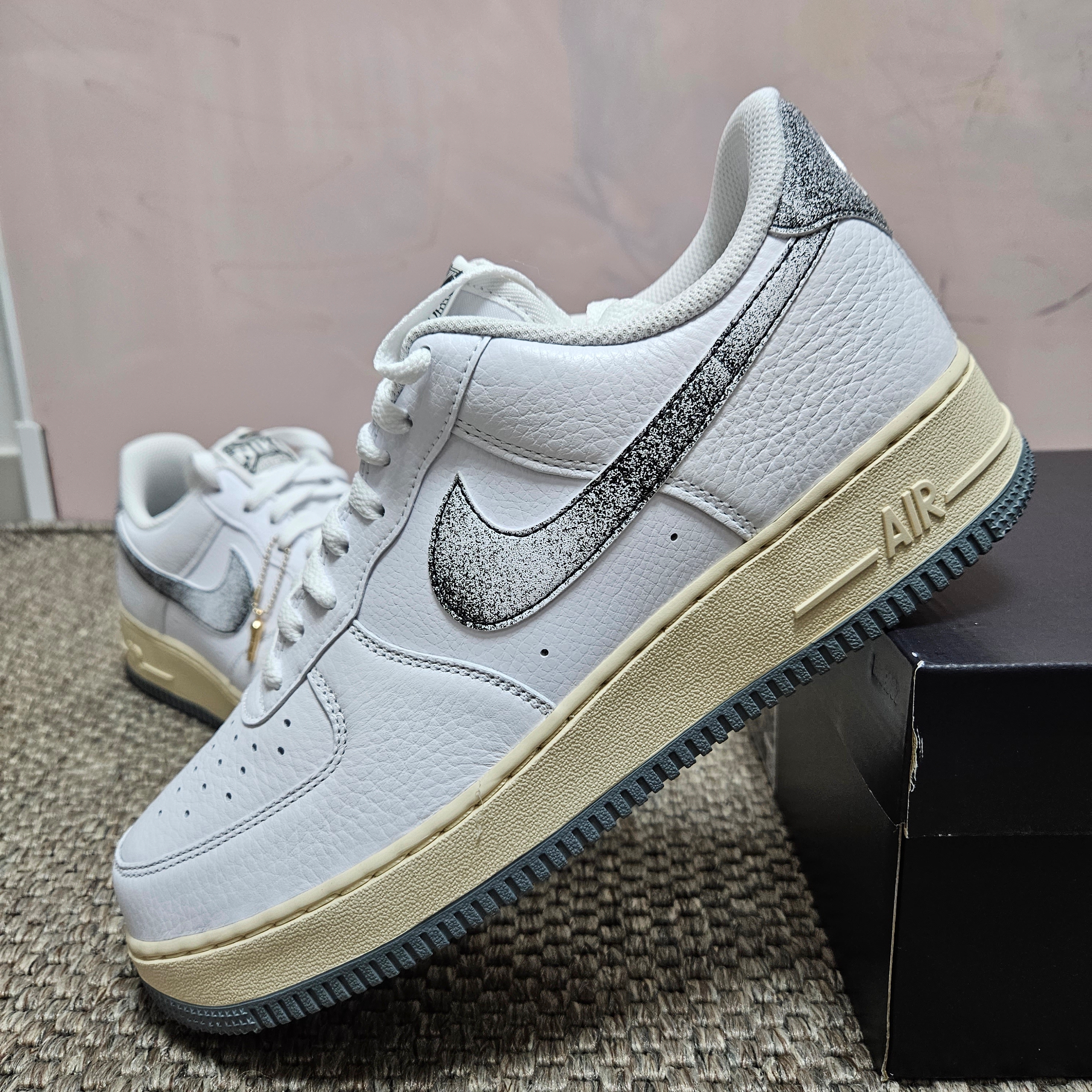 Nike Air Force 1 '07 LX White Smoke Grey 착용 스타일 - 2