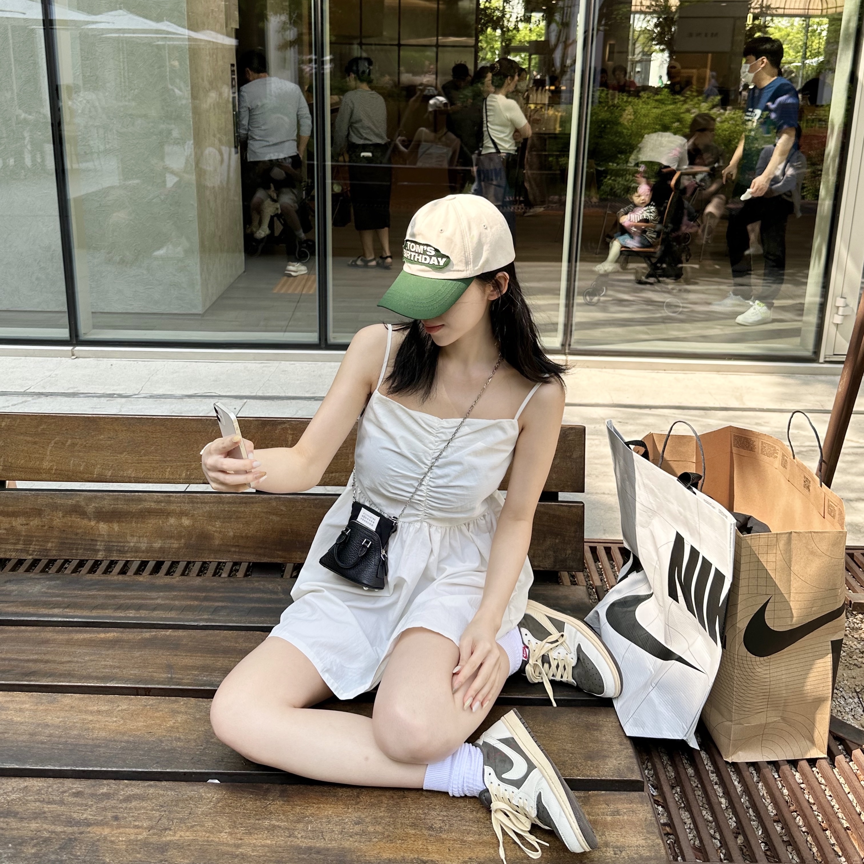 Jordan 1 x Travis Scott Retro Low OG SP Sail and Ridgerock, Maison Margiela 5AC Classique Baby Bag Black 착용 스타일 - 1
