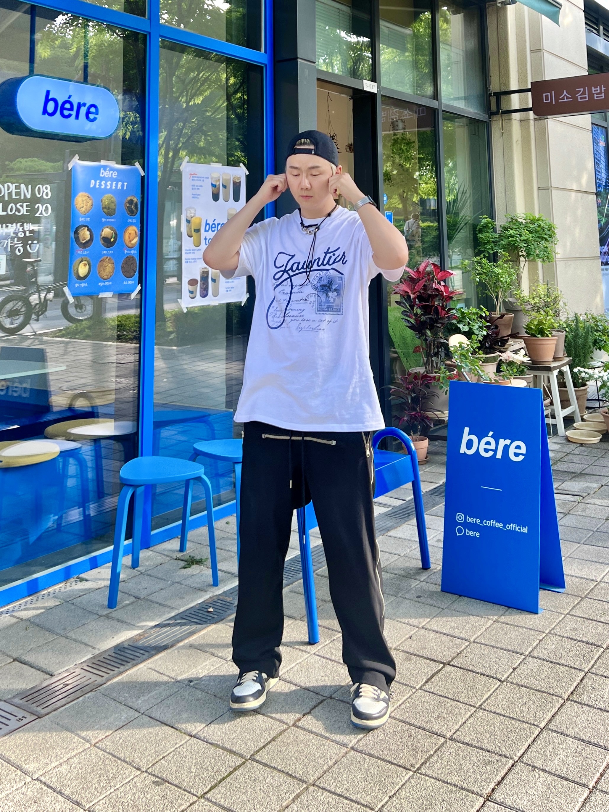 조던 1 x 트래비스 스캇 x 프라그먼트 레트로 로우 OG SP 밀리터리 블루 착용 스타일 - 2