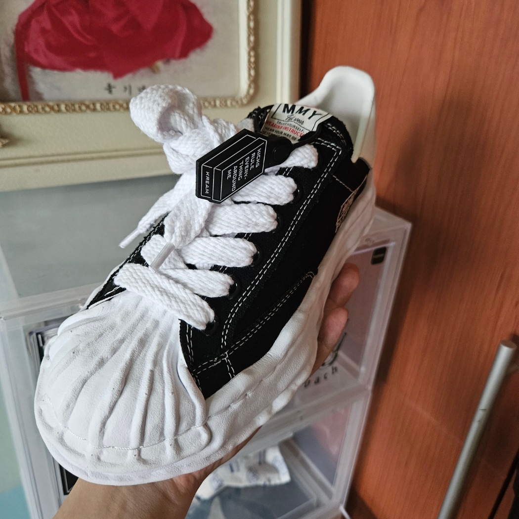 Maison Mihara Yasuhiro Blakey OG Sole Canvas Low-top Sneakers Black White, New Balance 992 Made in USA Grey - D Standard 착용 스타일