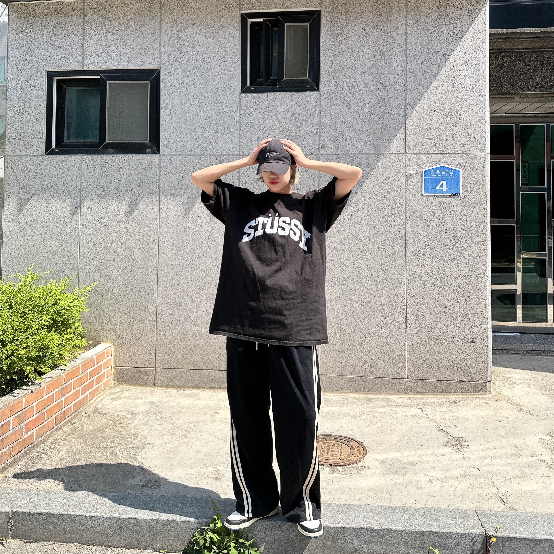 Stussy Block Sport Pigment Dyed T-Shirt Black, Jordan 1 x Travis Scott x Fragment Retro Low OG SP Military Blue 착용 스타일 - 1