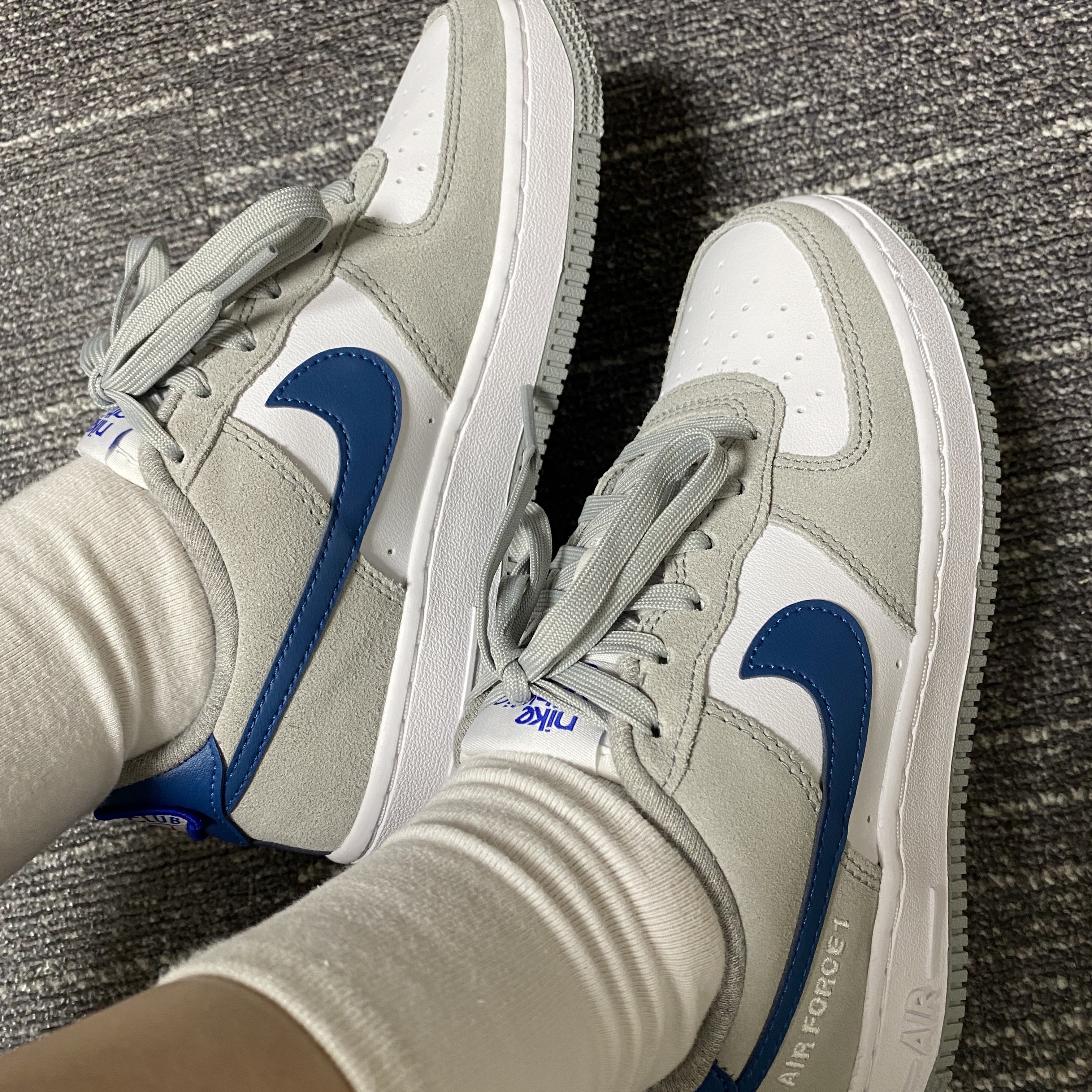 (GS) Nike Air Force 1 LV8 Athletic Club Light Smoke Grey Marina 착용 스타일 - 2