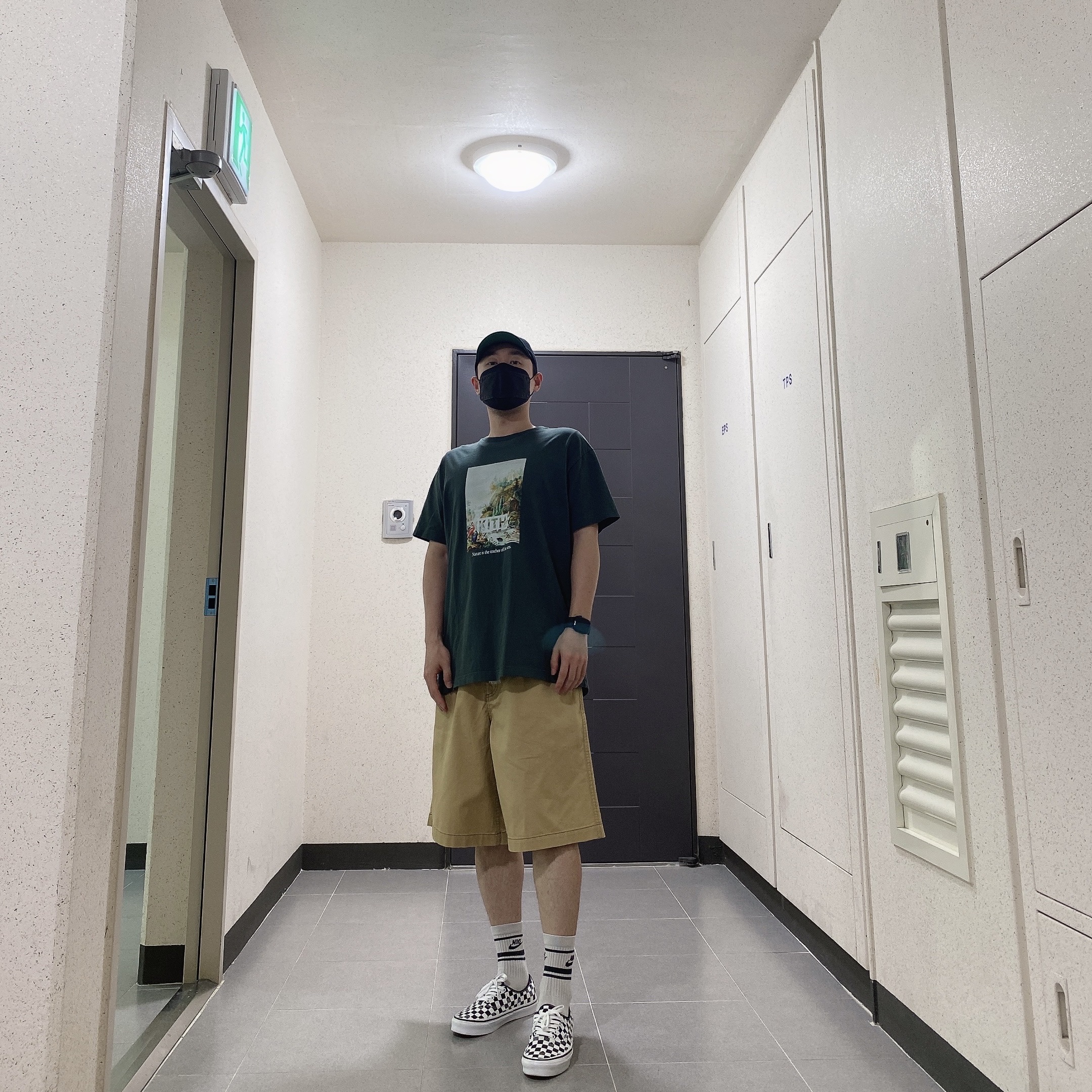 Vans Vault x DSM OG Authentic LX Checkerboard, Uniqlo x Marni Wide Fit Boxy Short Pants Beige 착용 스타일