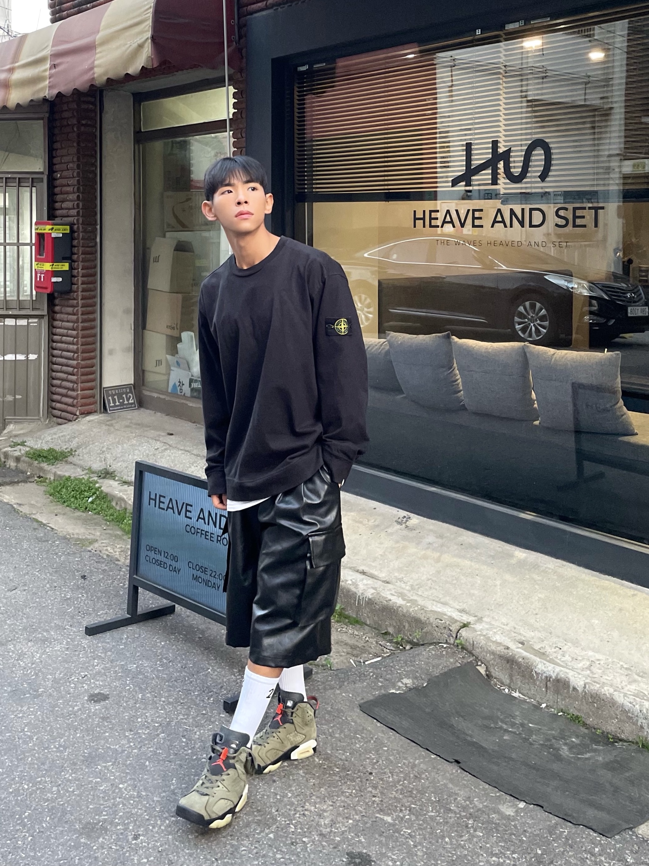 Jordan 6 x Travis Scott Retro Olive, Stone Island 63750 Garment Dyed Heavy Cotton Long Sleeve T-Shirt Black - 22SS 착용 스타일 - 1