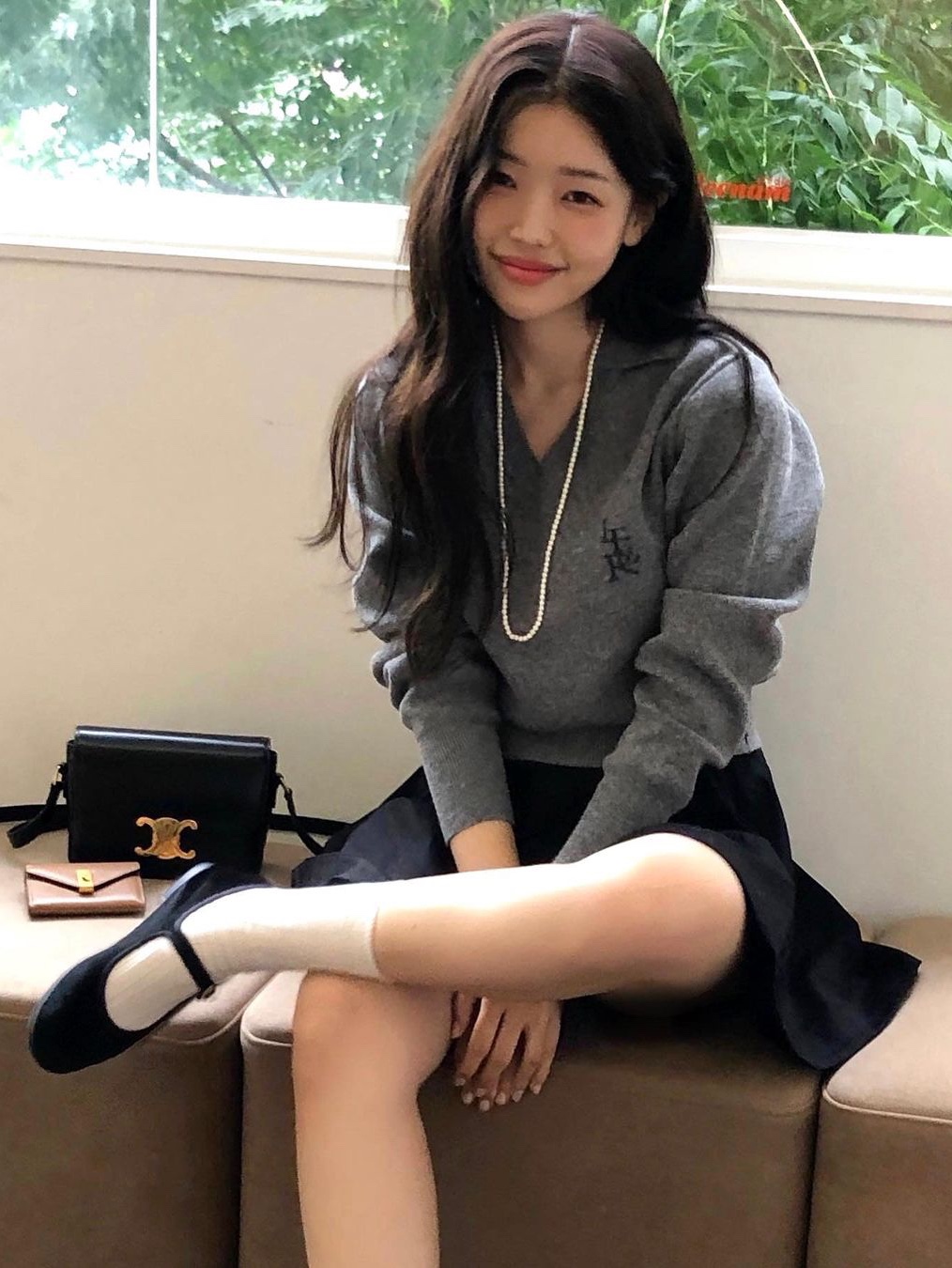 Celine Teen Triomphe Bag in Shiny Calfskin Black 착용 스타일
