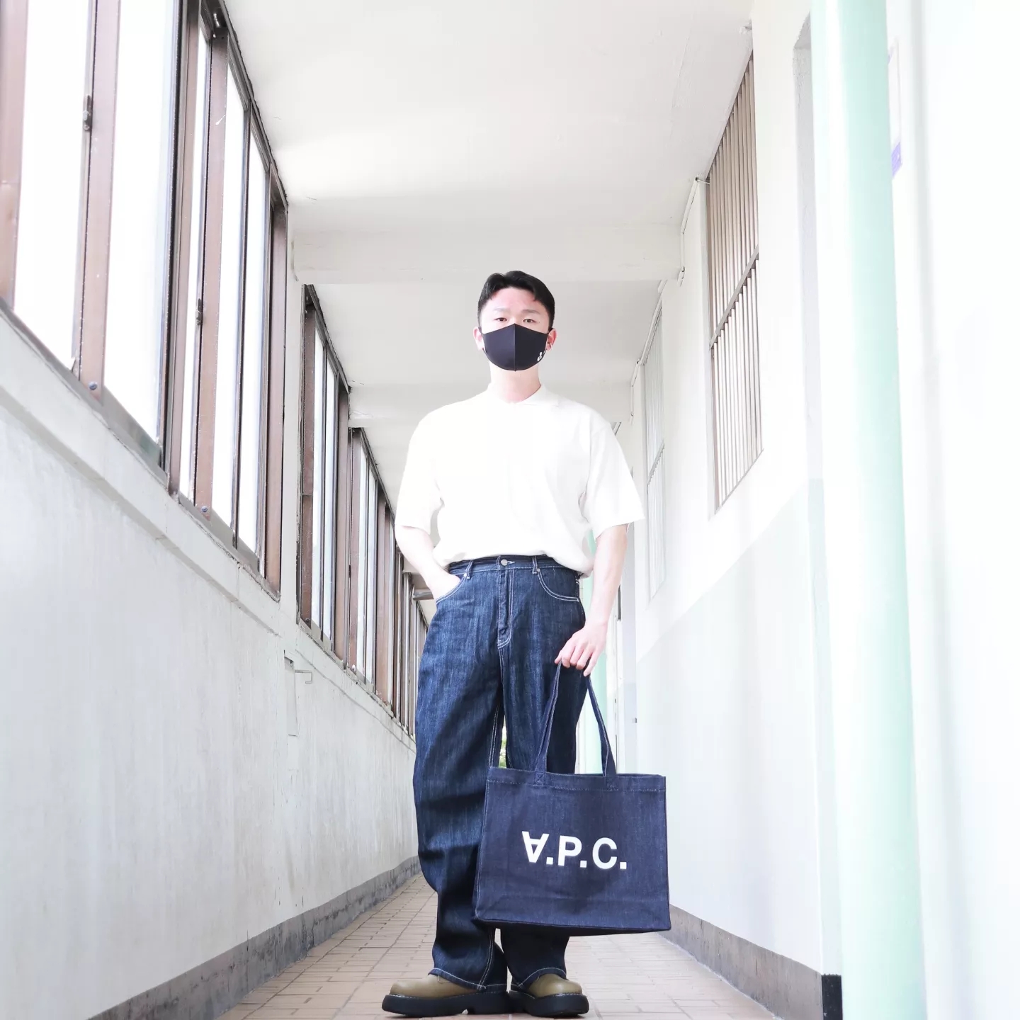 A.P.C. Daniela Shopping Bag Indigo 착용 스타일