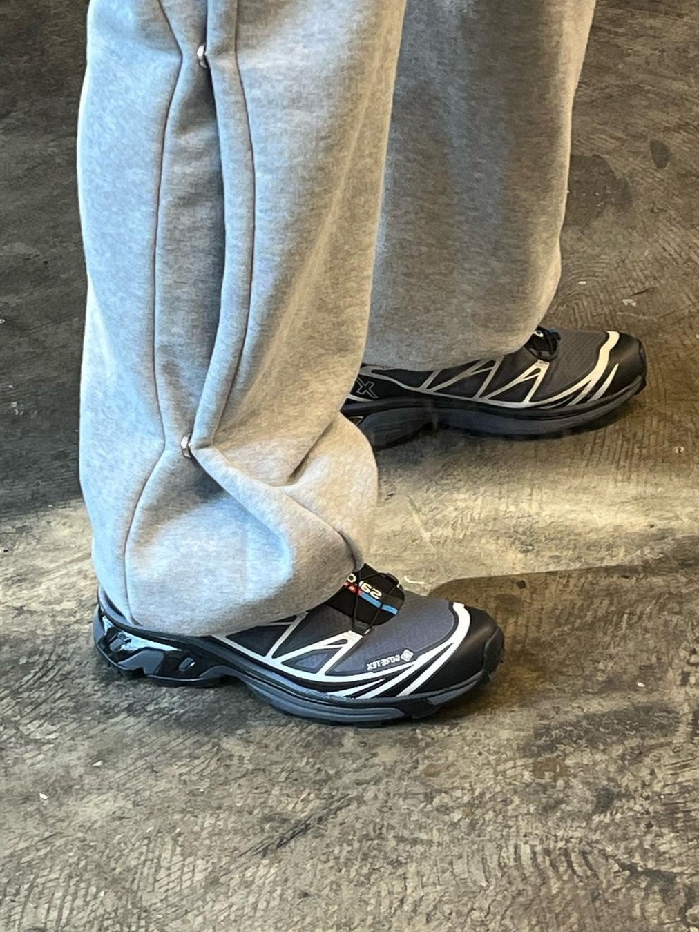 Salomon XT-6 Gore-Tex Black Ebony, Apple AirPods Max Lightning Silver (Korean Ver.) 착용 스타일 - 3
