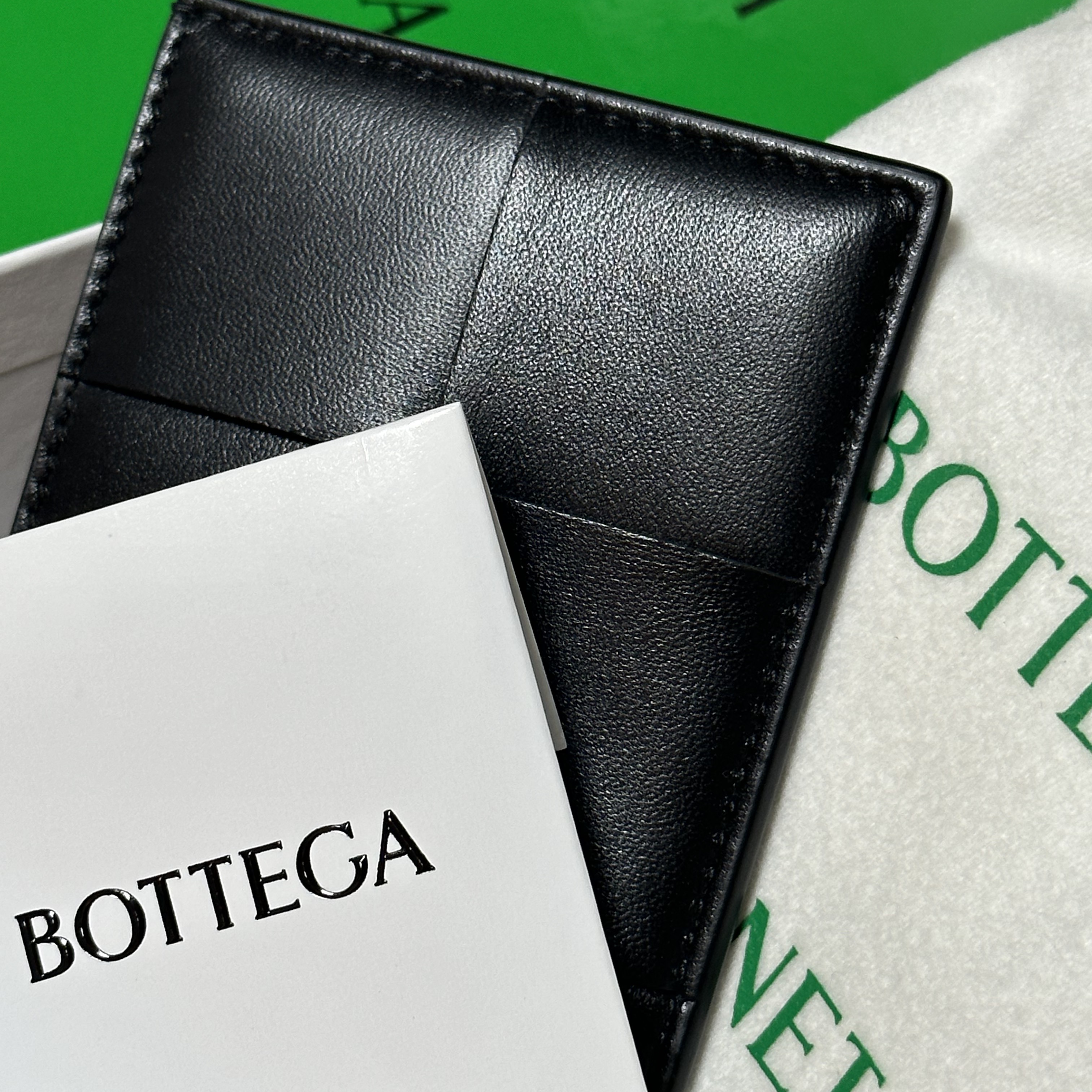 Bottega Veneta Credit Card Case Lambskin & Calfskin Black 착용 스타일