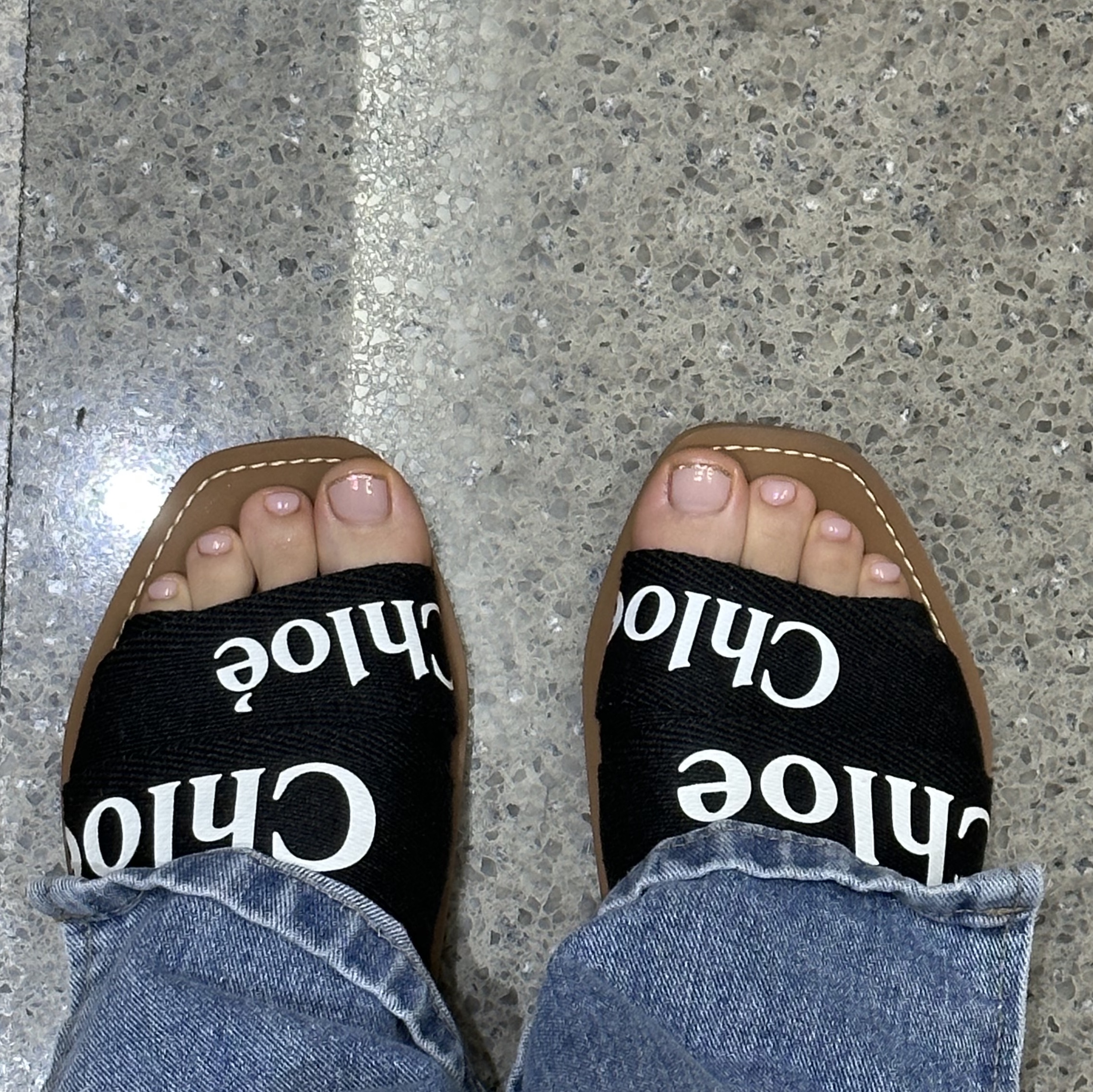 (W) Chloe Woody Flat Mule Black 착용 스타일