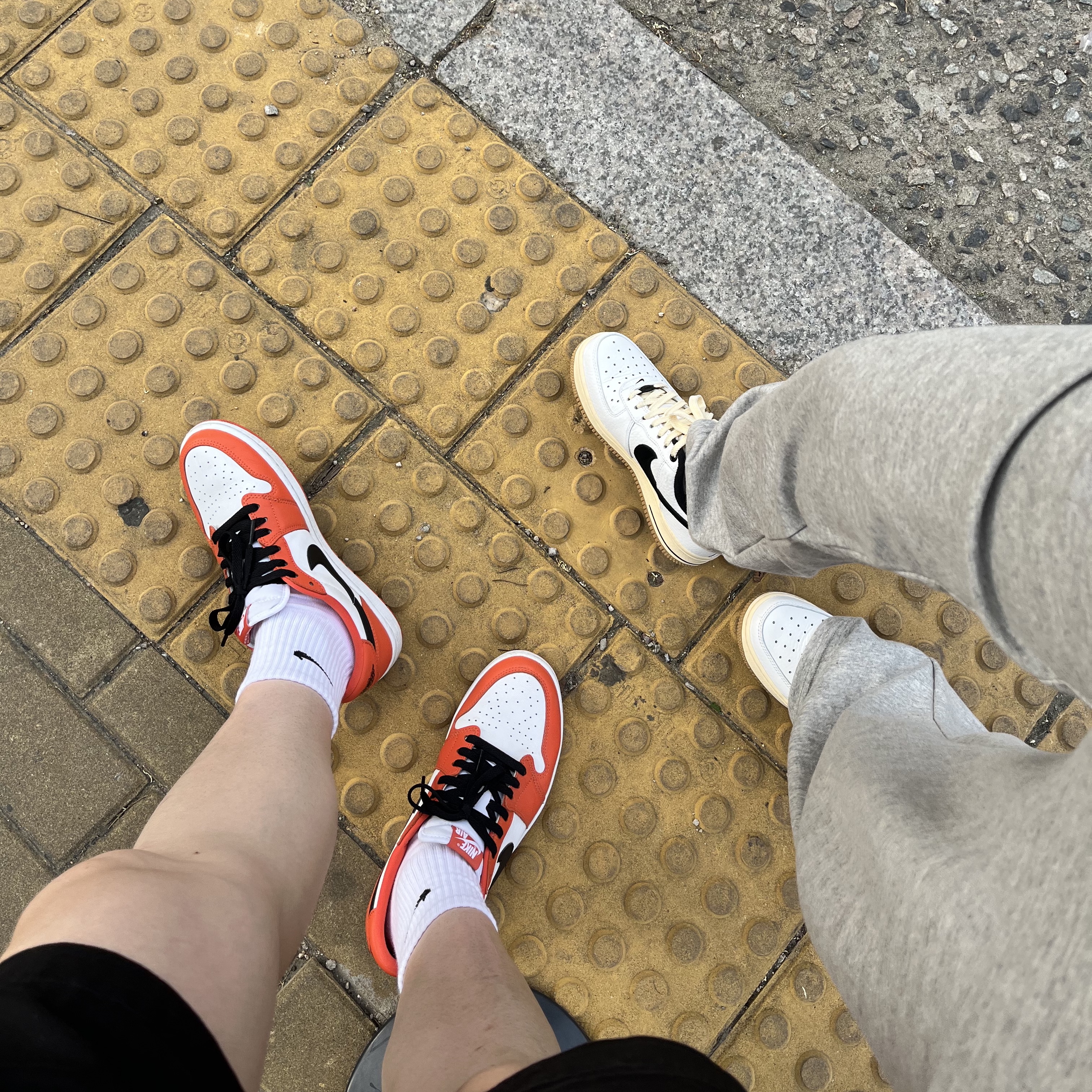 Jordan 1 Low OG Starfish, (W) Nike Air Force 1 '07 LX Black and Summit White 착용 스타일