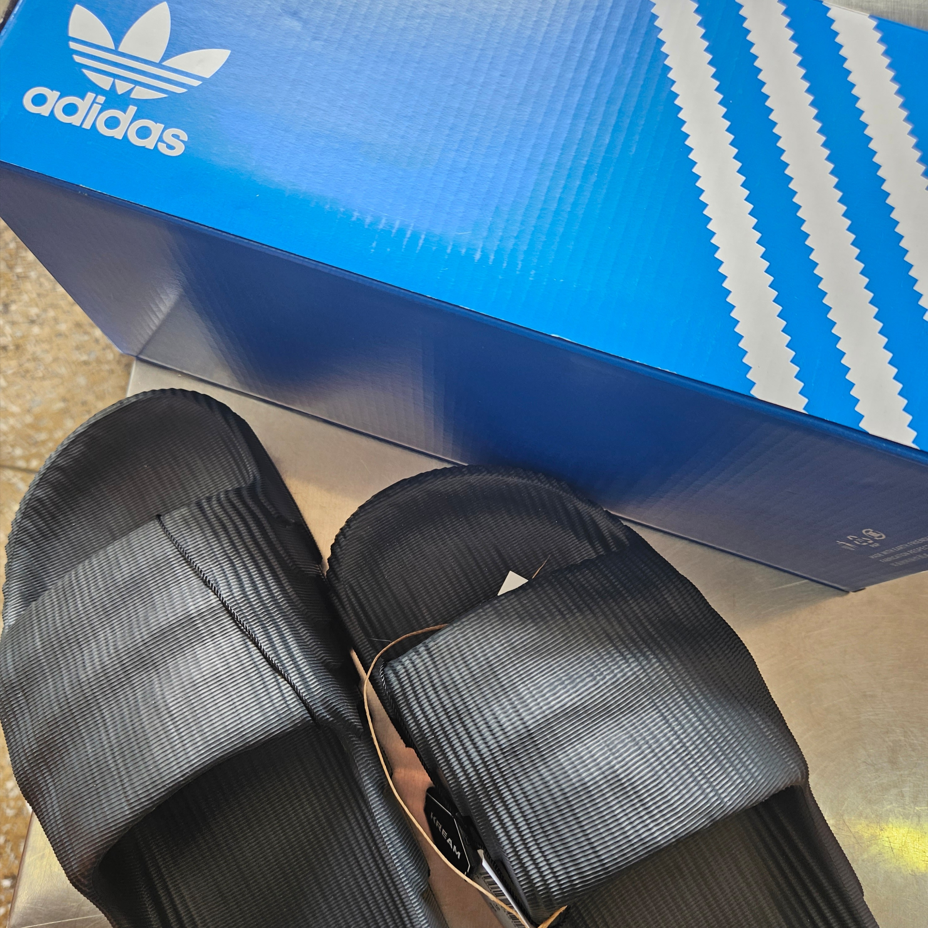 Adidas Adilette 22 Carbon 착용 스타일