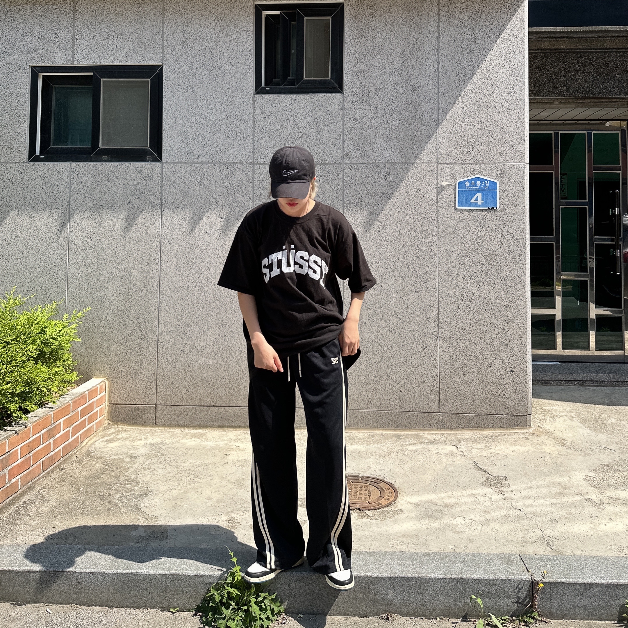 Stussy Block Sport Pigment Dyed T-Shirt Black, Jordan 1 x Travis Scott x Fragment Retro Low OG SP Military Blue 착용 스타일 - 3