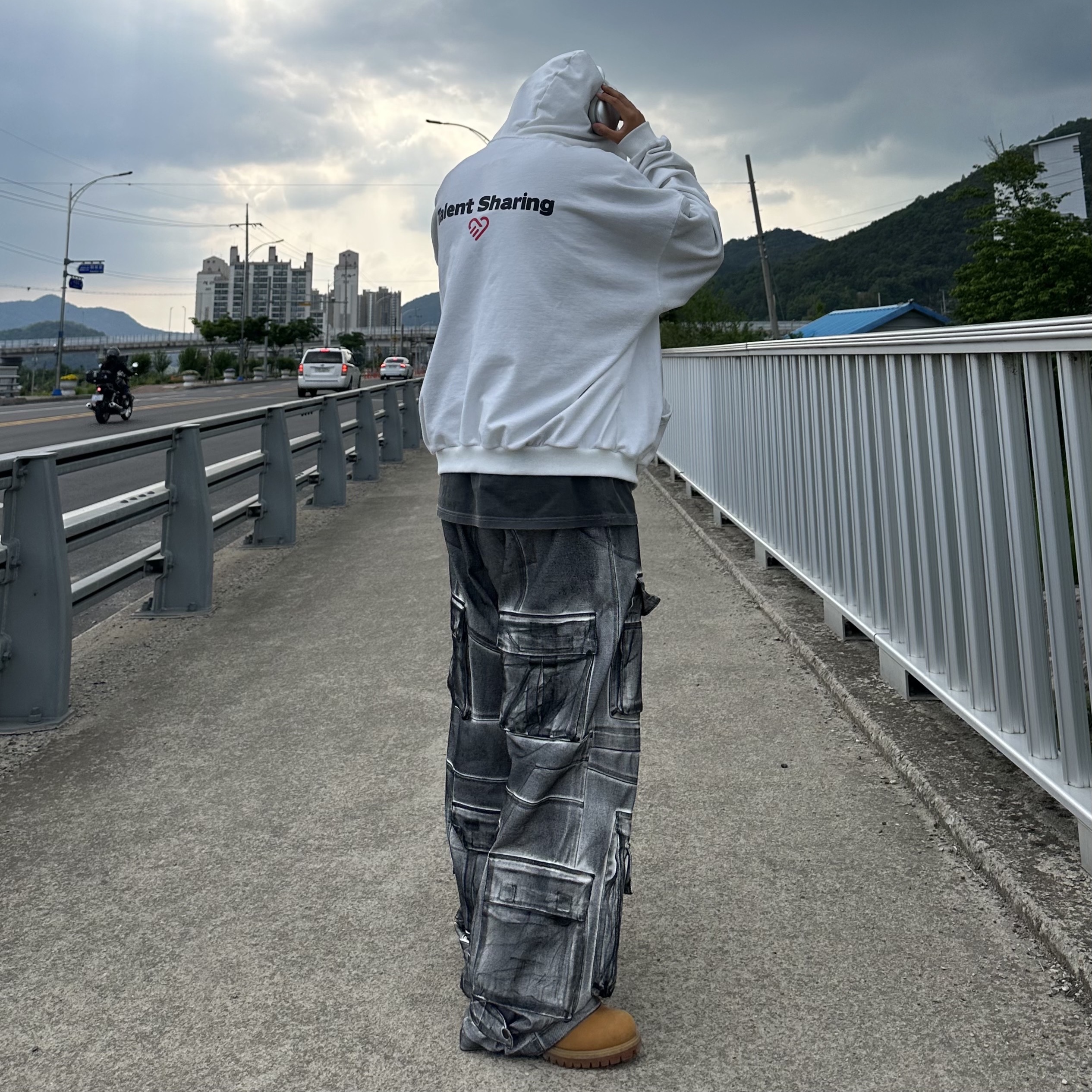 Project G/R Painted Denim Cargo Dirty White, Project G/R Orgasm Donor Hoodie Dirty White 착용 스타일 - 3