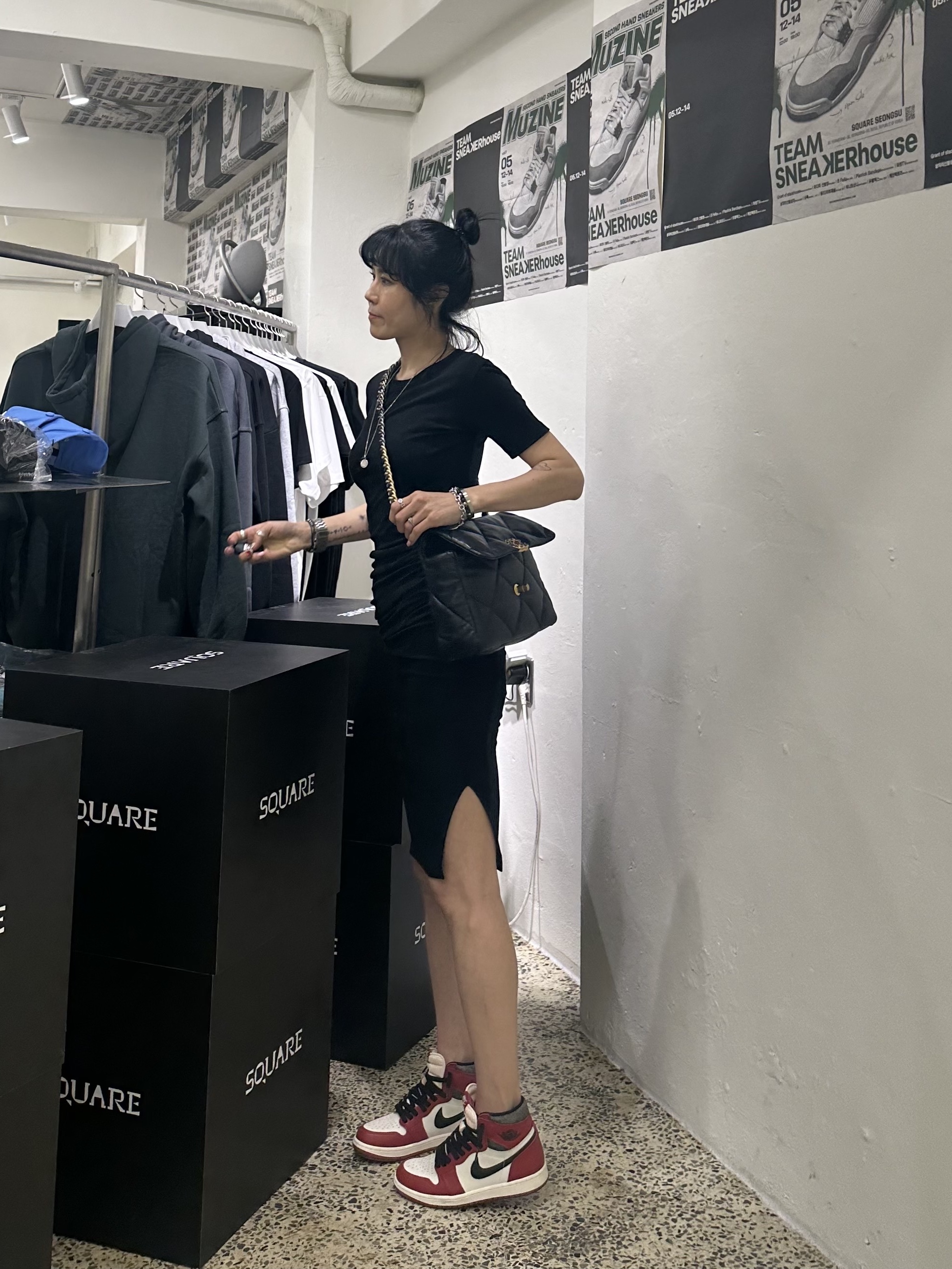 Chanel Large 19 Handbag Goatskin & Gold Black, Jordan 1 Retro High OG Chicago 2022 착용 스타일 - 2