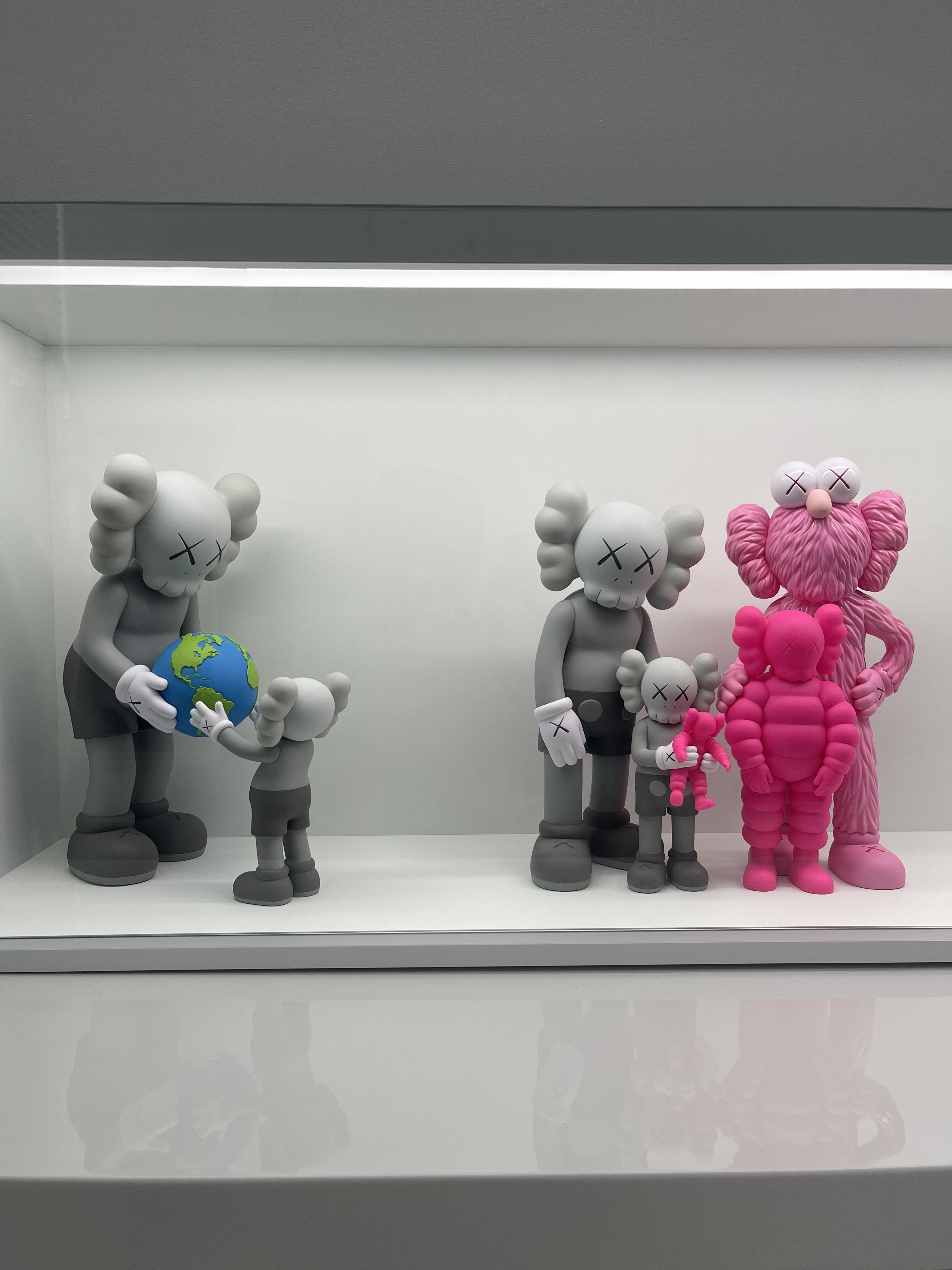 Kaws The Promise Vinyl Figure Grey, Kaws Family Vinyl Figure Grey Pink 착용 스타일 - 3