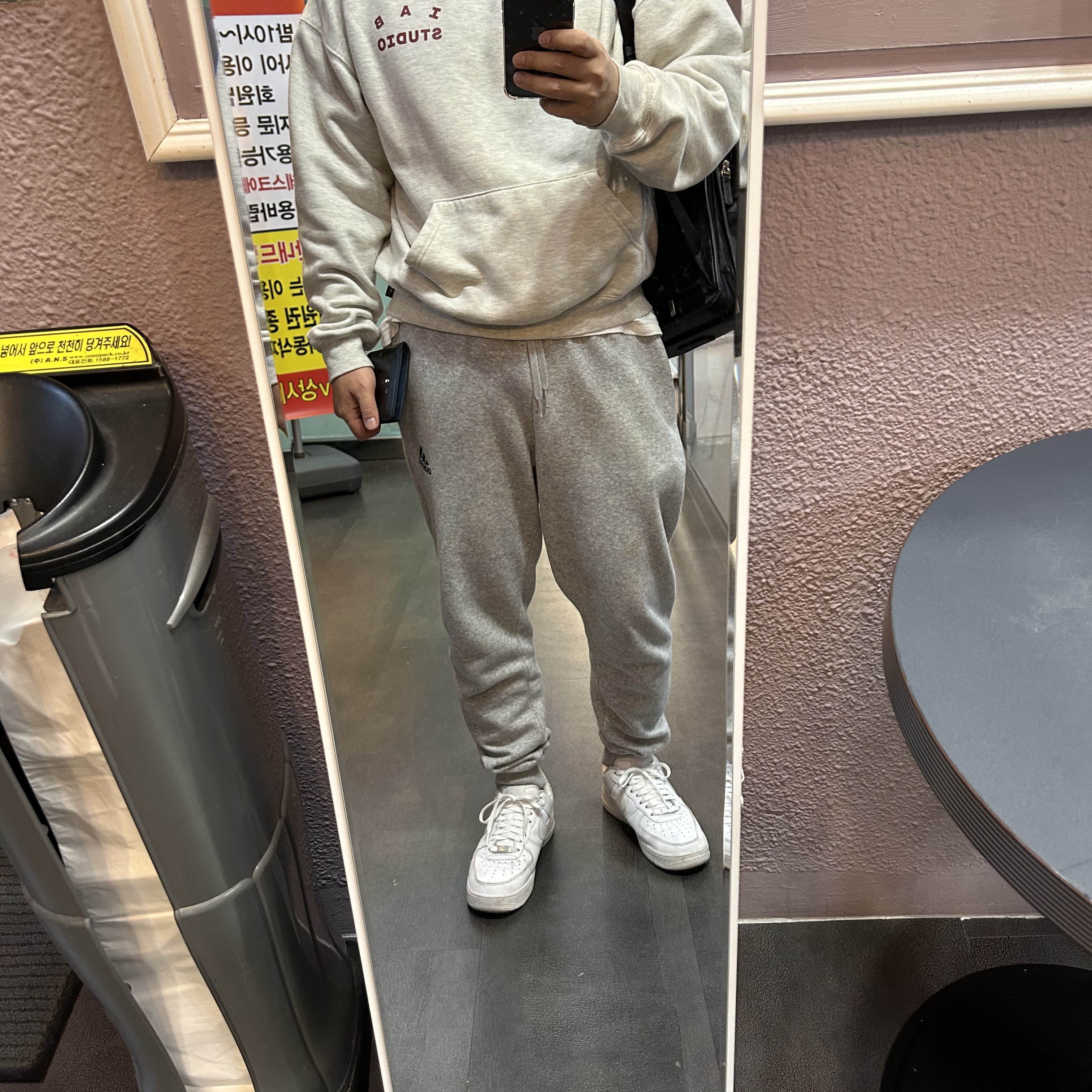 IAB Studio Hoodie Oatmeal Burgundy 착용 스타일