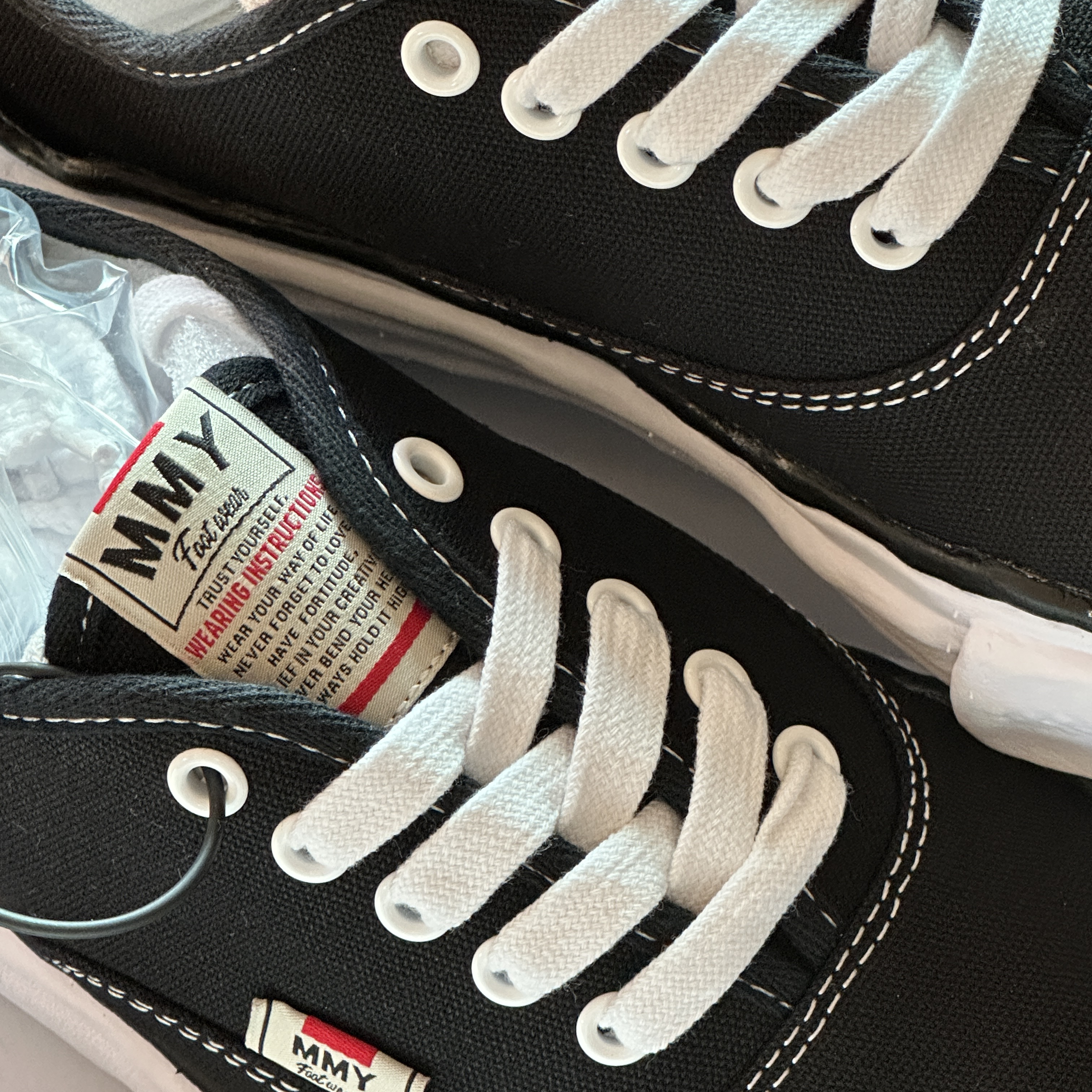Maison Mihara Yasuhiro Baker OG Sole Canvas Low Cut Sneakers Black 착용 스타일
