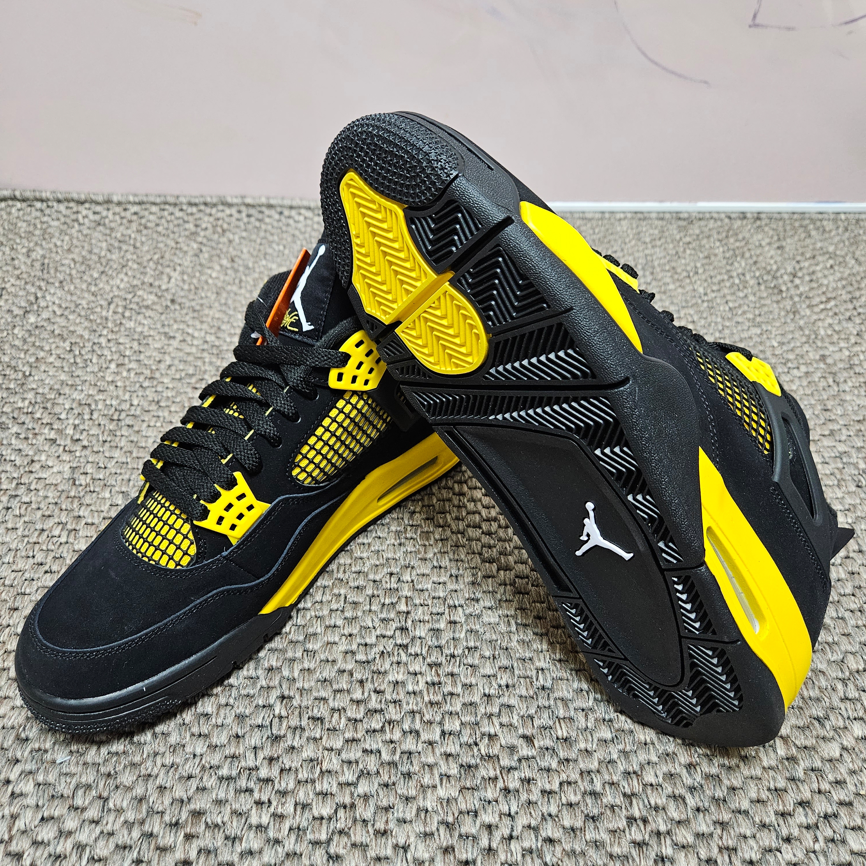 Jordan 4 Retro Thunder 2023 착용 스타일 - 3