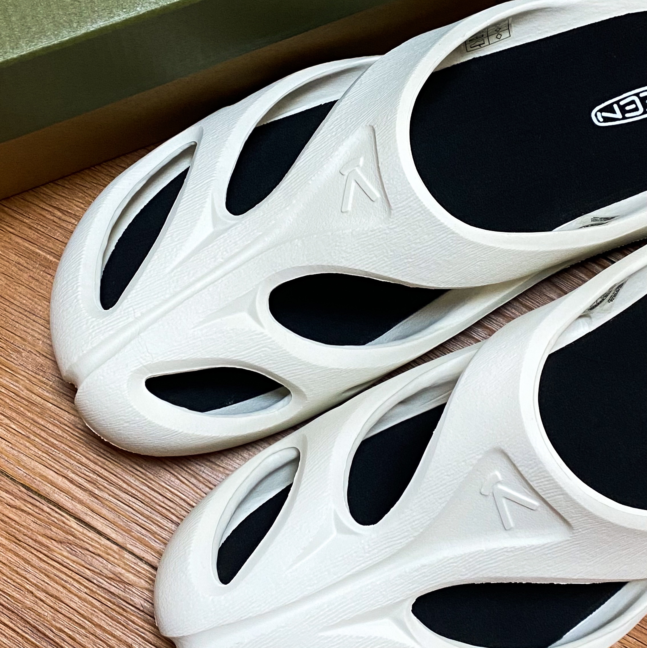 (W) Keen Shanti White Black 착용 스타일