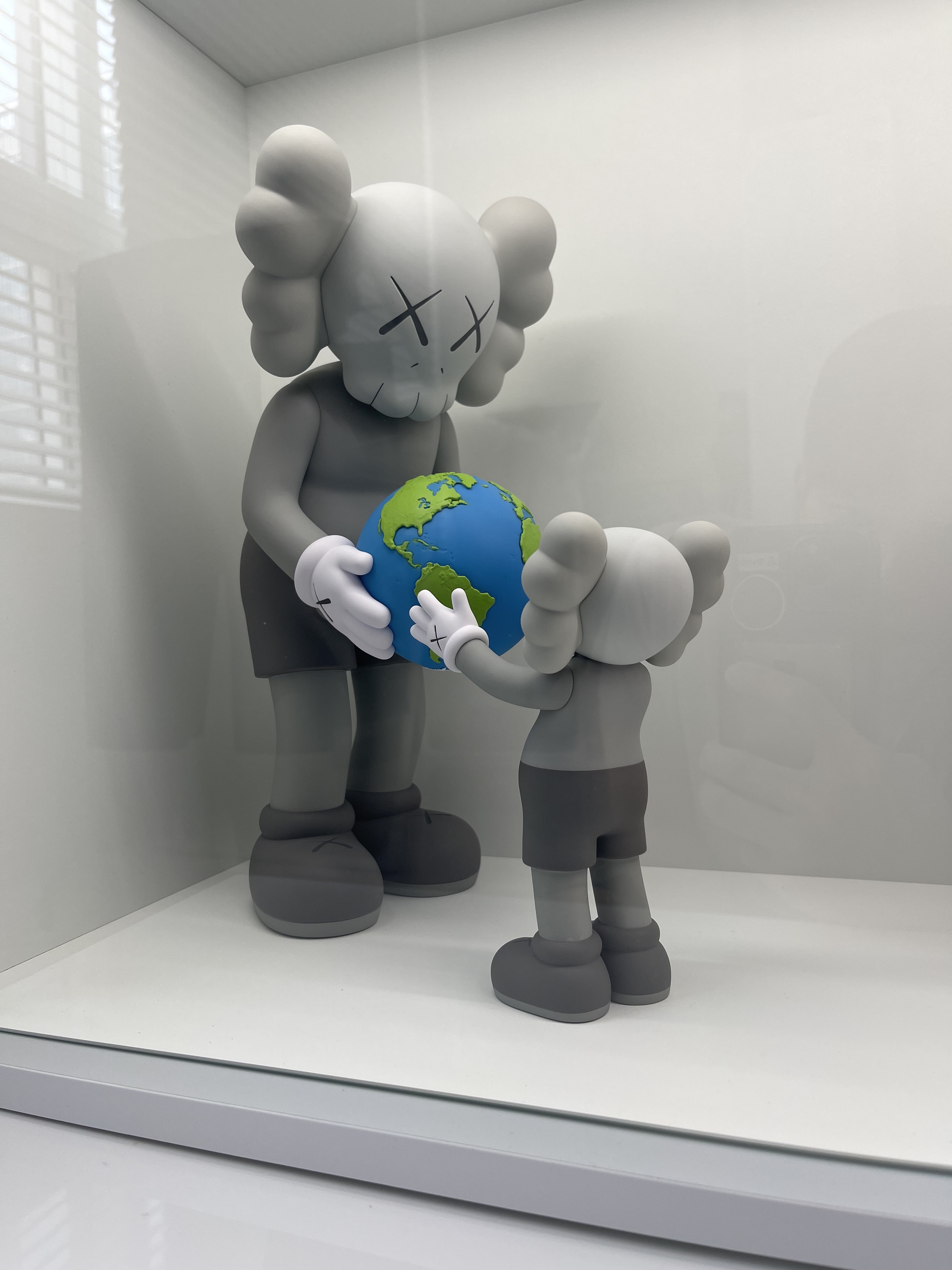 Kaws The Promise Vinyl Figure Grey, Kaws Family Vinyl Figure Grey Pink 착용 스타일 - 2