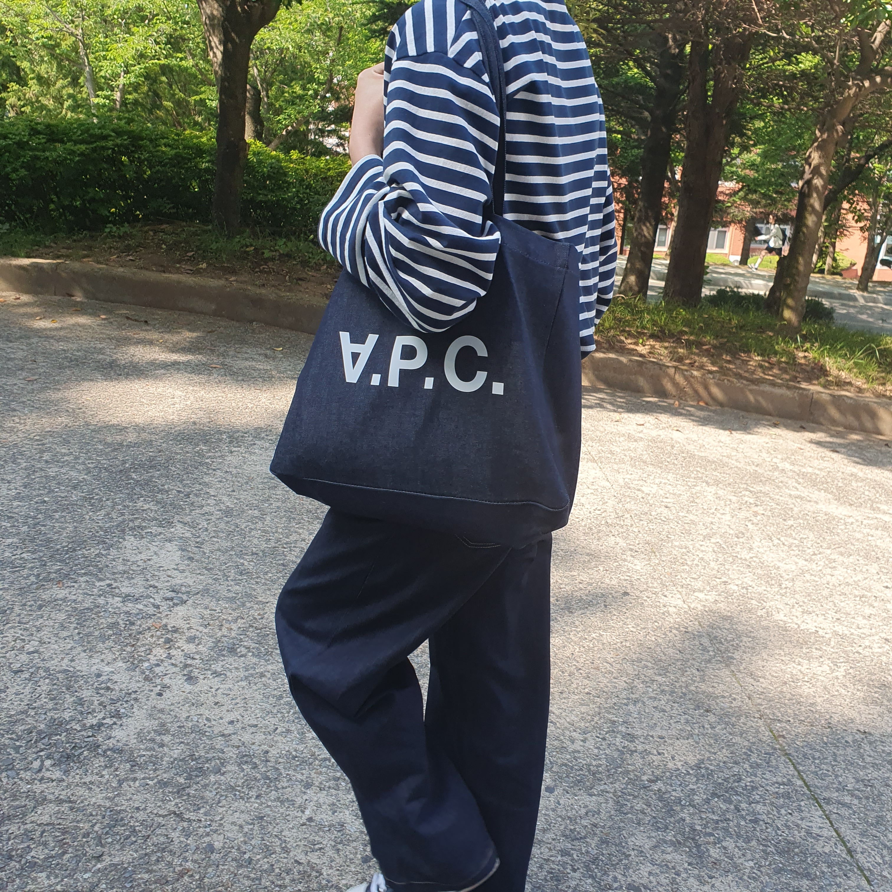 A.P.C. Daniela Shopping Bag Indigo 착용 스타일 - 1
