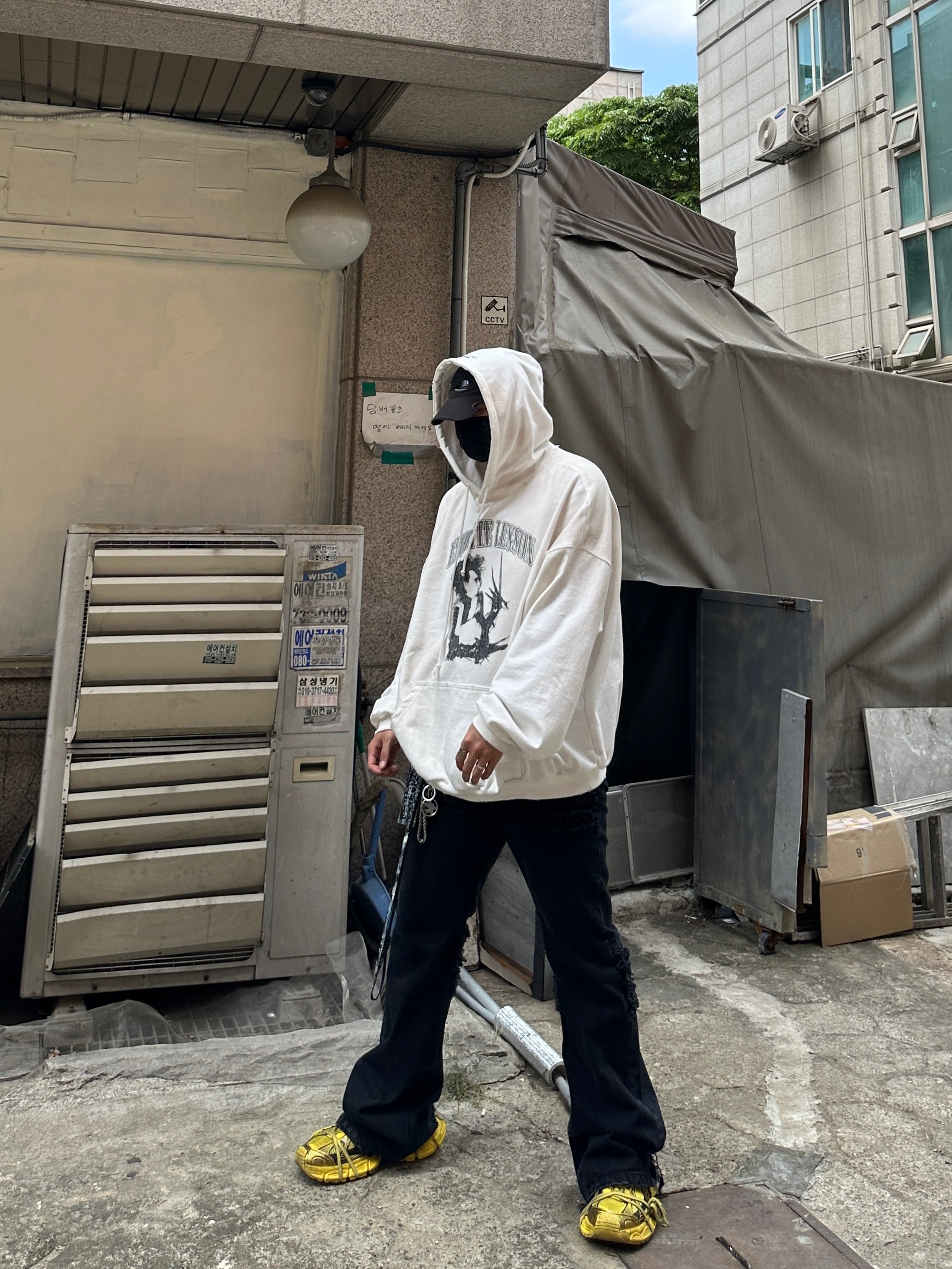 Balenciaga 3XL Sneakers Yellow Black, Project G/R x Atmos Etiquette Lesson Vintage Washed Hoodie White 착용 스타일 - 2