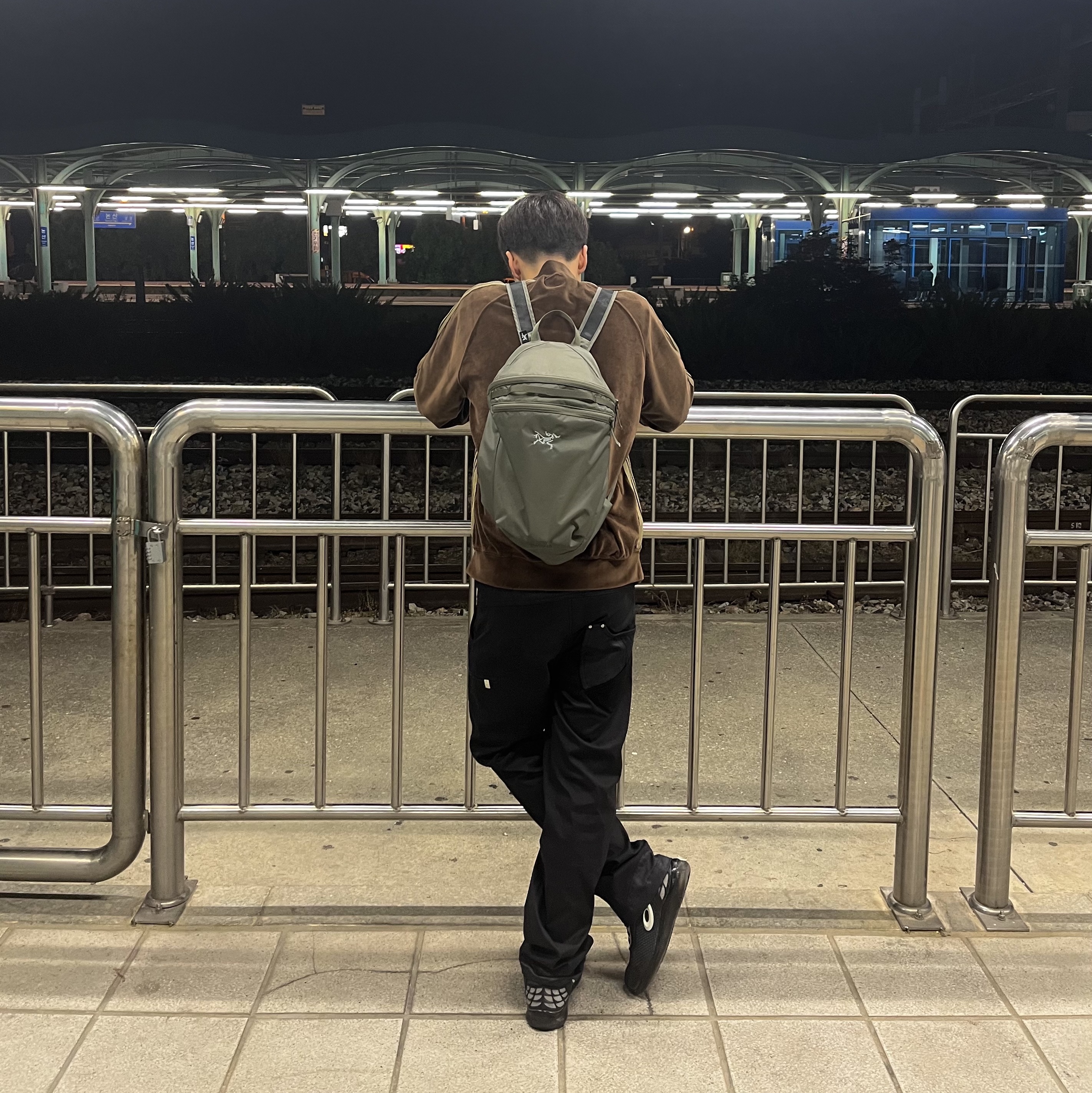 Arc'teryx Heliad 15 Backpack Forage, Asics x Kiko Kostadinov Gel-Sokat 2 Carrier Grey 착용 스타일