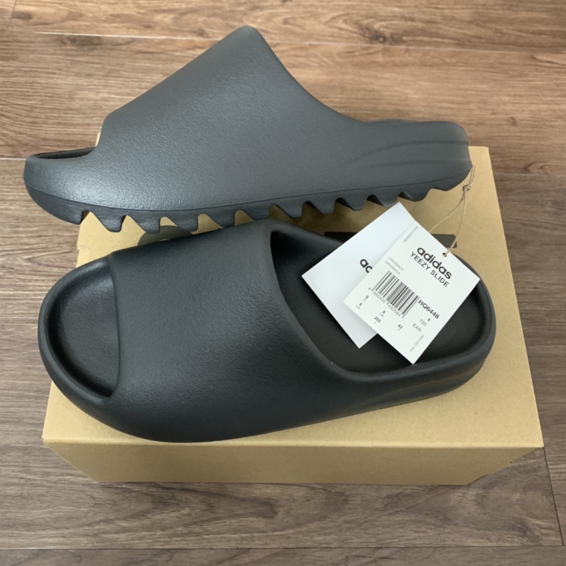 Adidas Yeezy Slide Onyx 착용 스타일
