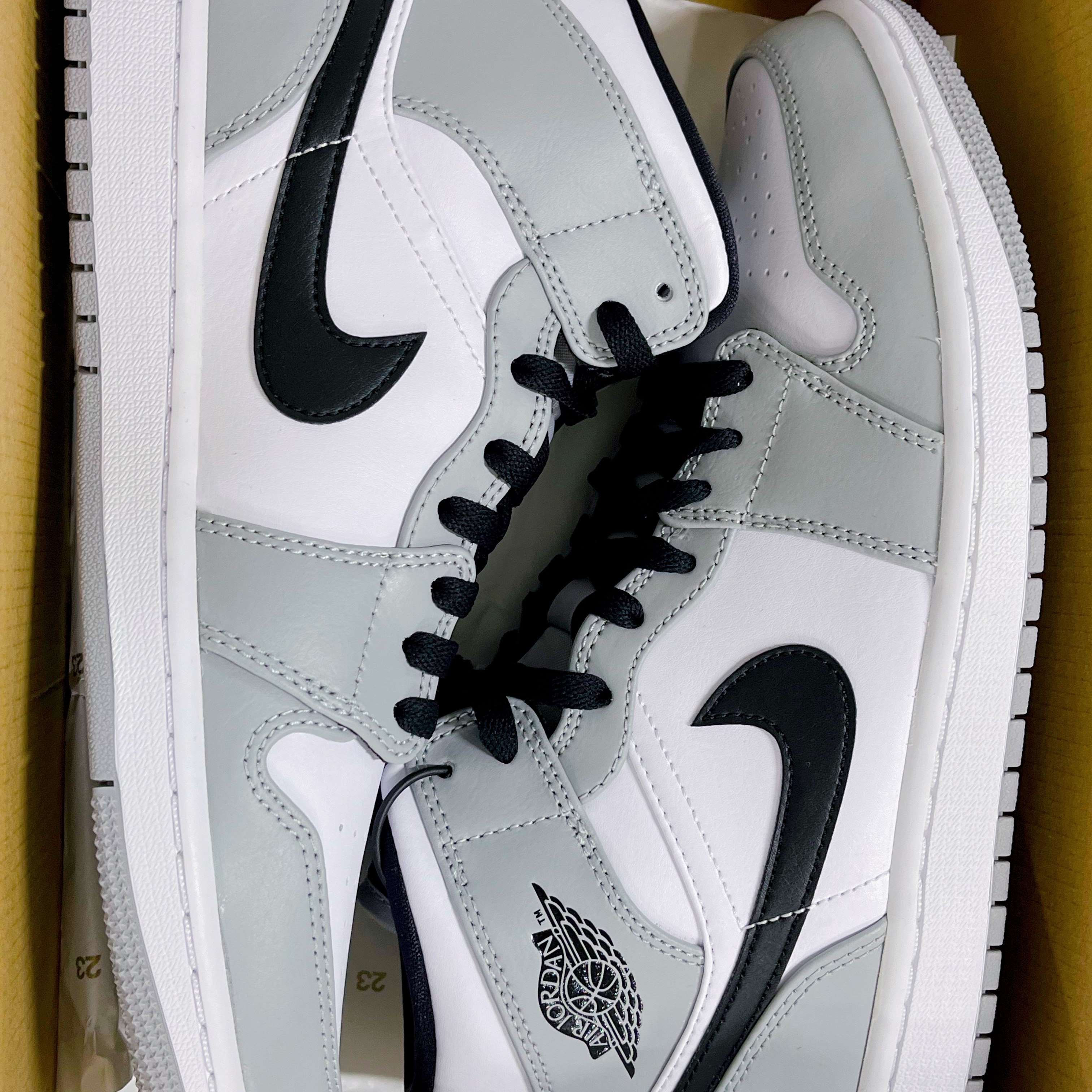 Jordan 1 Mid Light Smoke Grey 착용 스타일