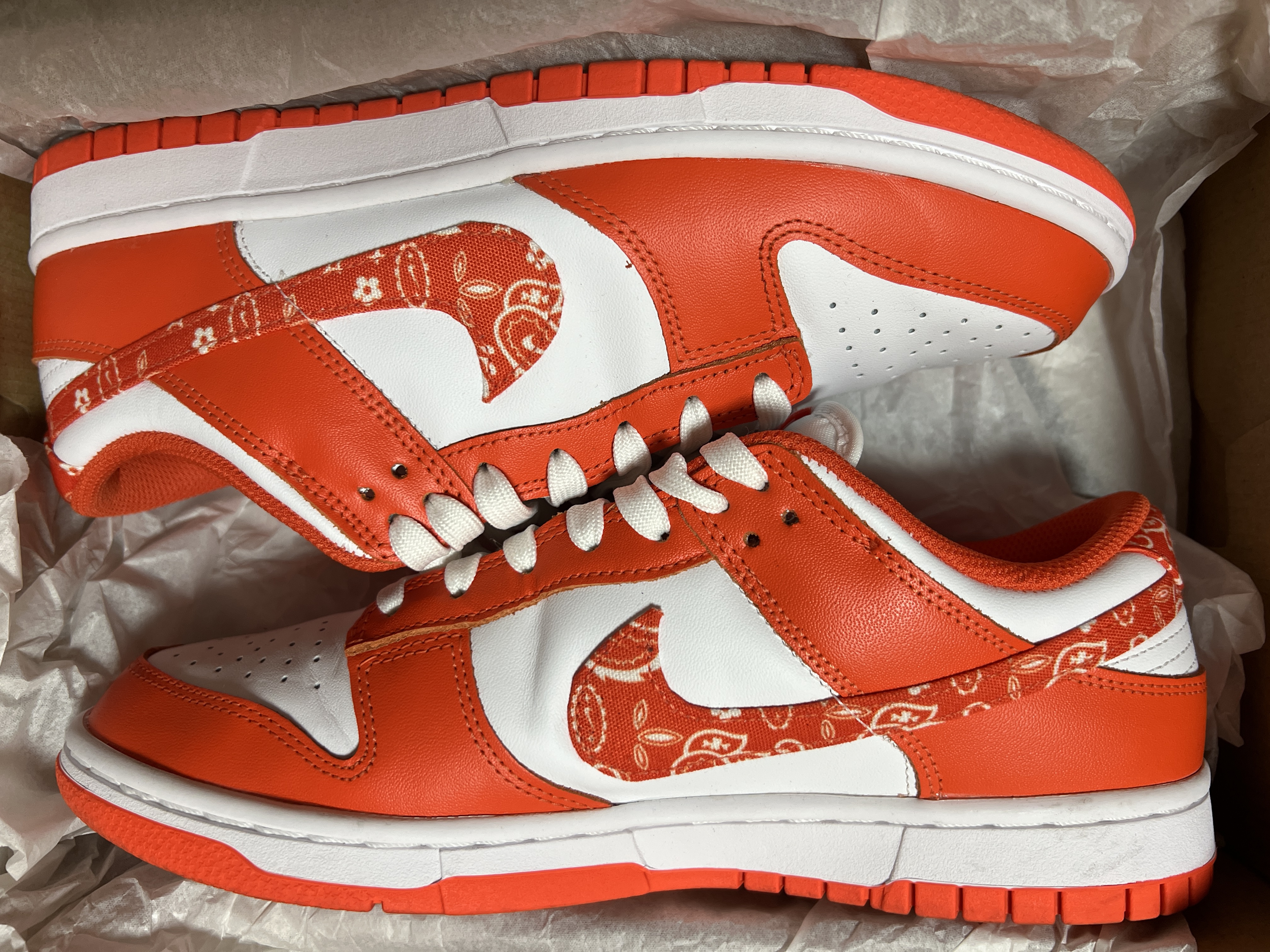 (W) Nike Dunk Low Essential Orange Paisley 착용 스타일