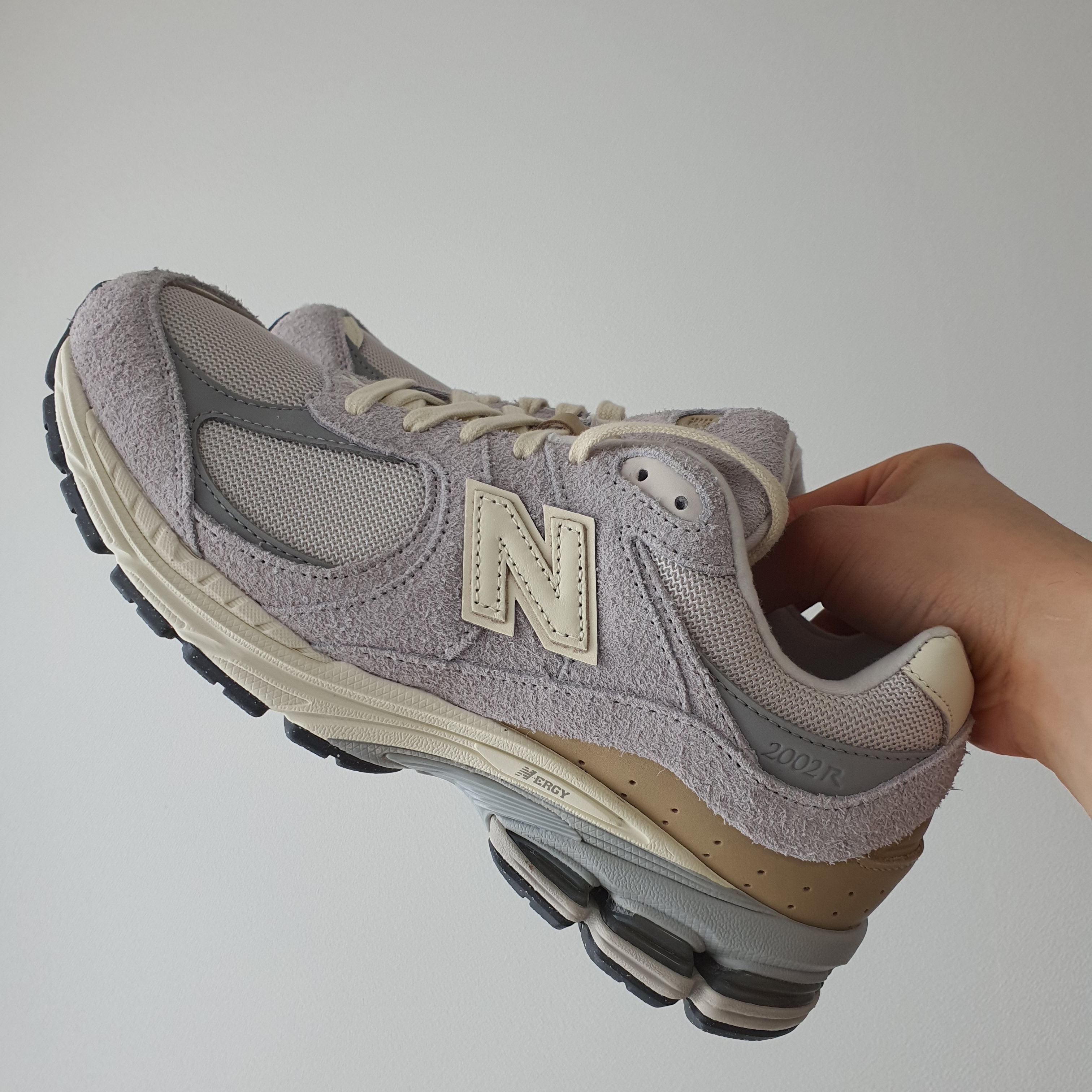 New Balance 2002R Rain Cloud Angora 착용 스타일 - 1
