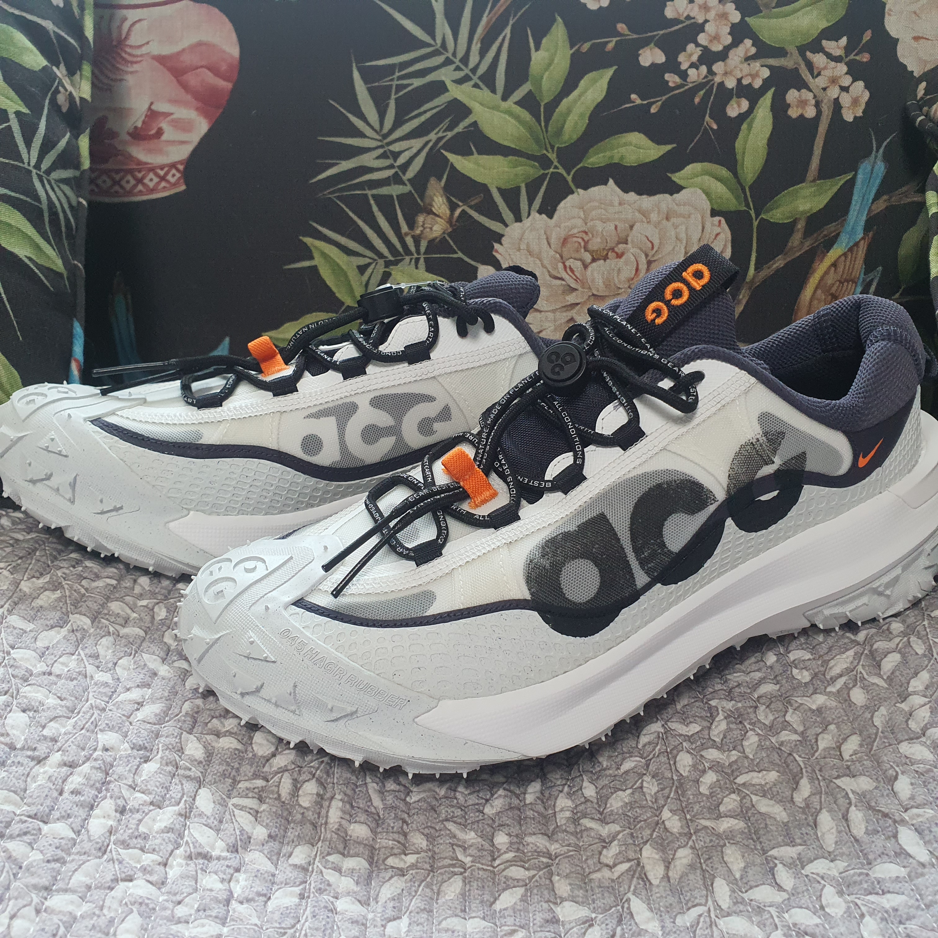 Nike ACG Mountain Fly 2 Low Summit White and Bright Mandarin 착용 스타일