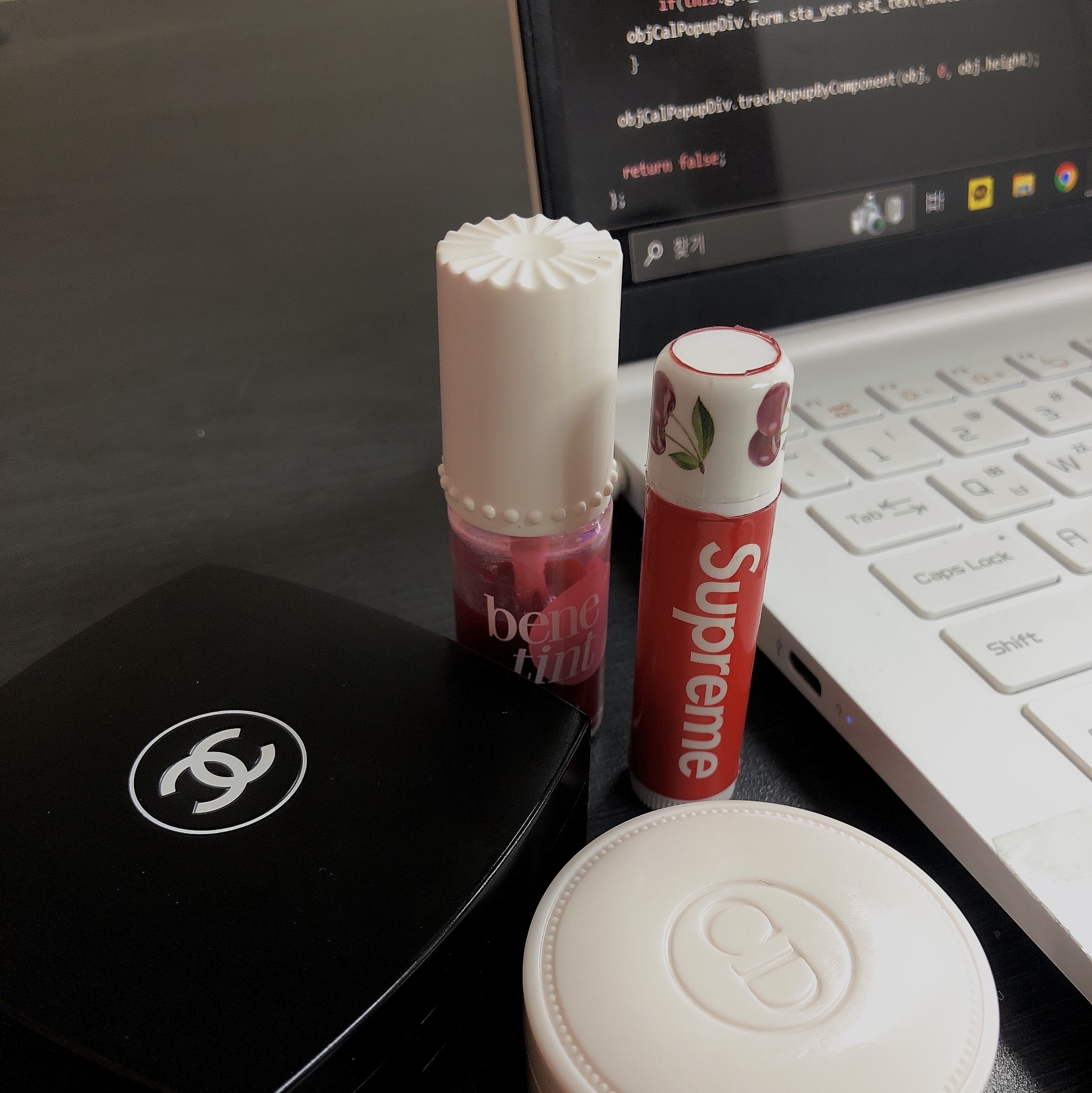Supreme Chapstick Red (3 Pack), Chanel Ultra Le Teint Longwear Touch Foundation B10 착용 스타일
