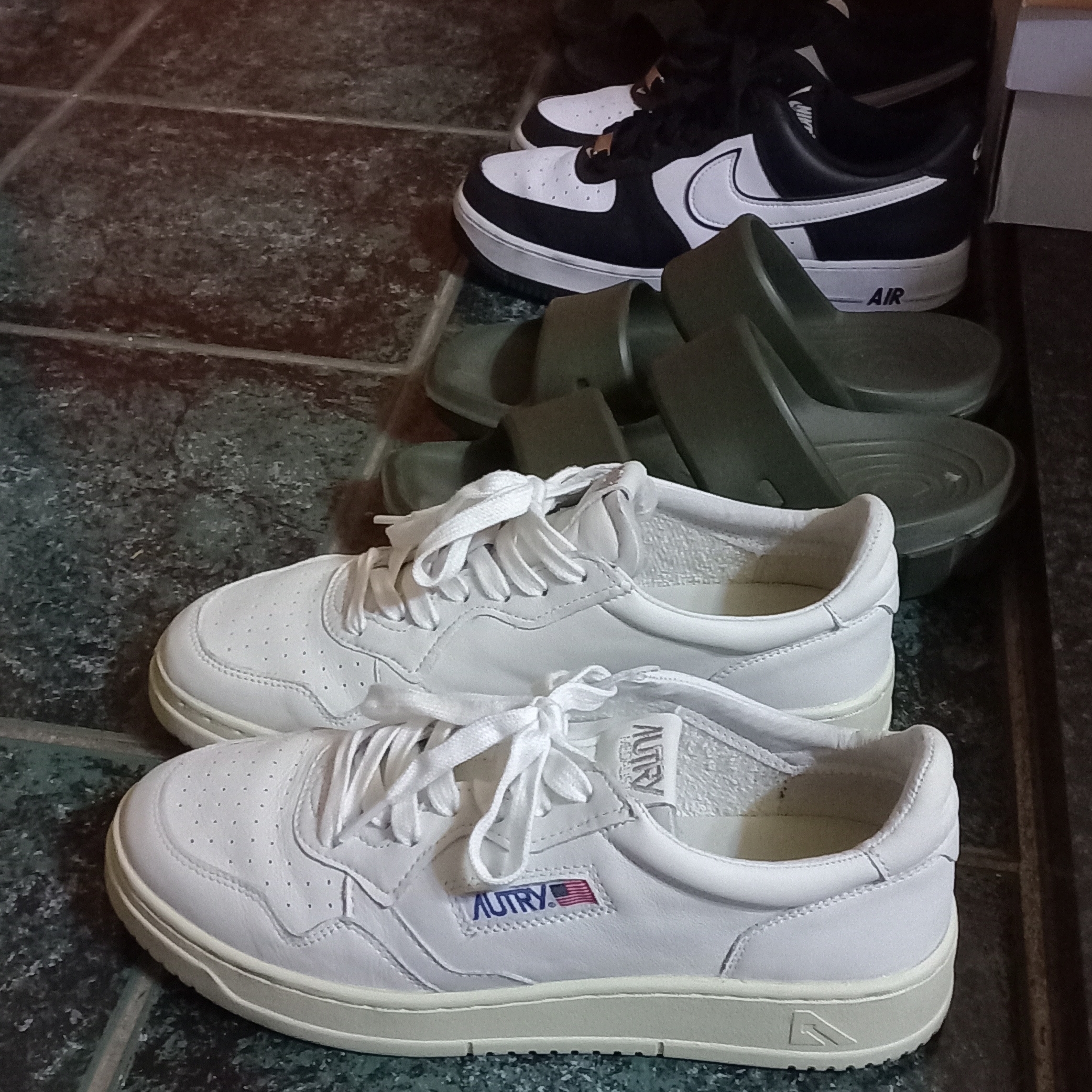 Autry Medalist Low Goatskin Sneakers White 착용 스타일